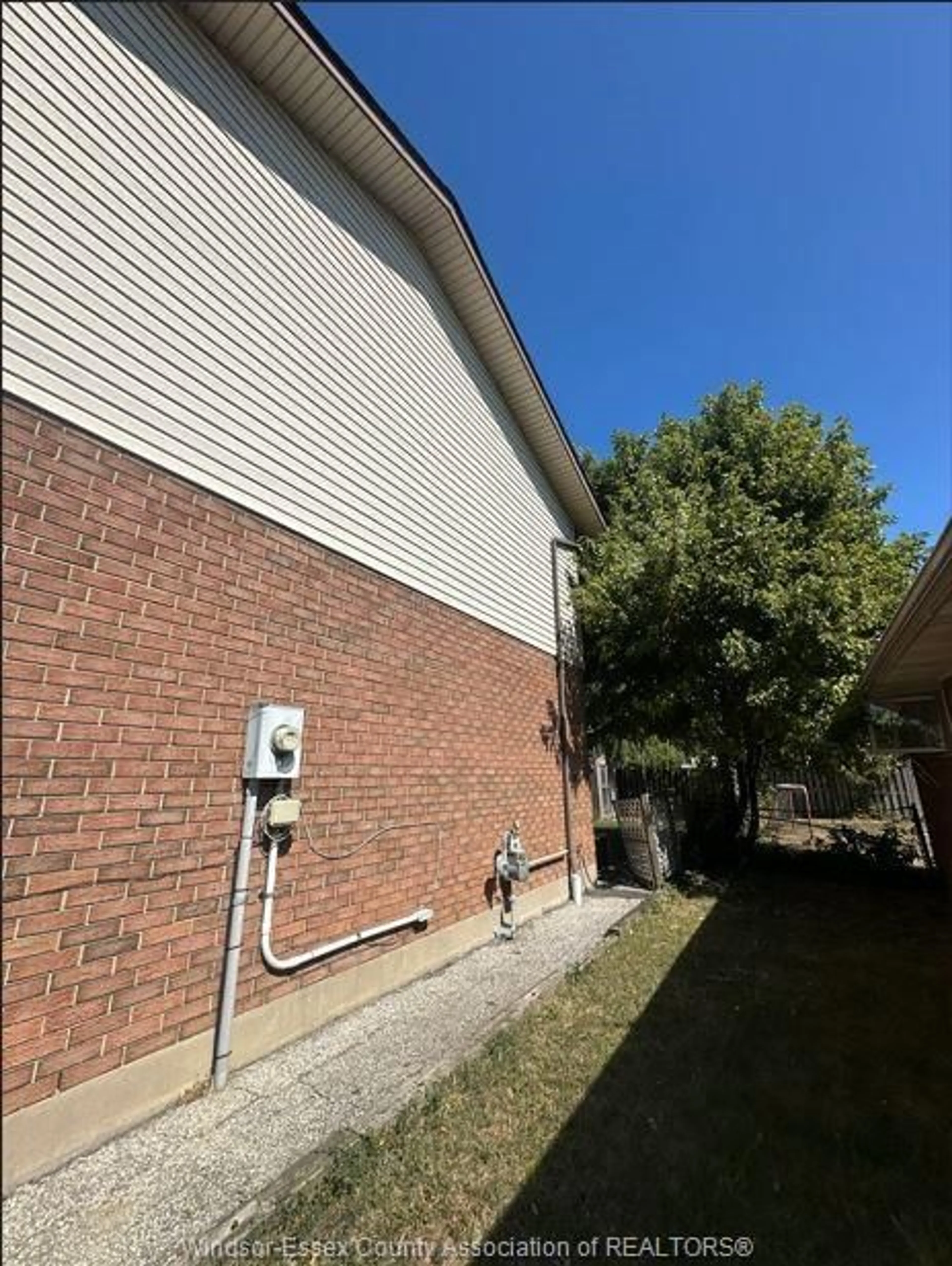 A pic from outside/outdoor area/front of a property/back of a property/a pic from drone, building for 2666 LAUZON, Windsor Ontario N8T 2Z6