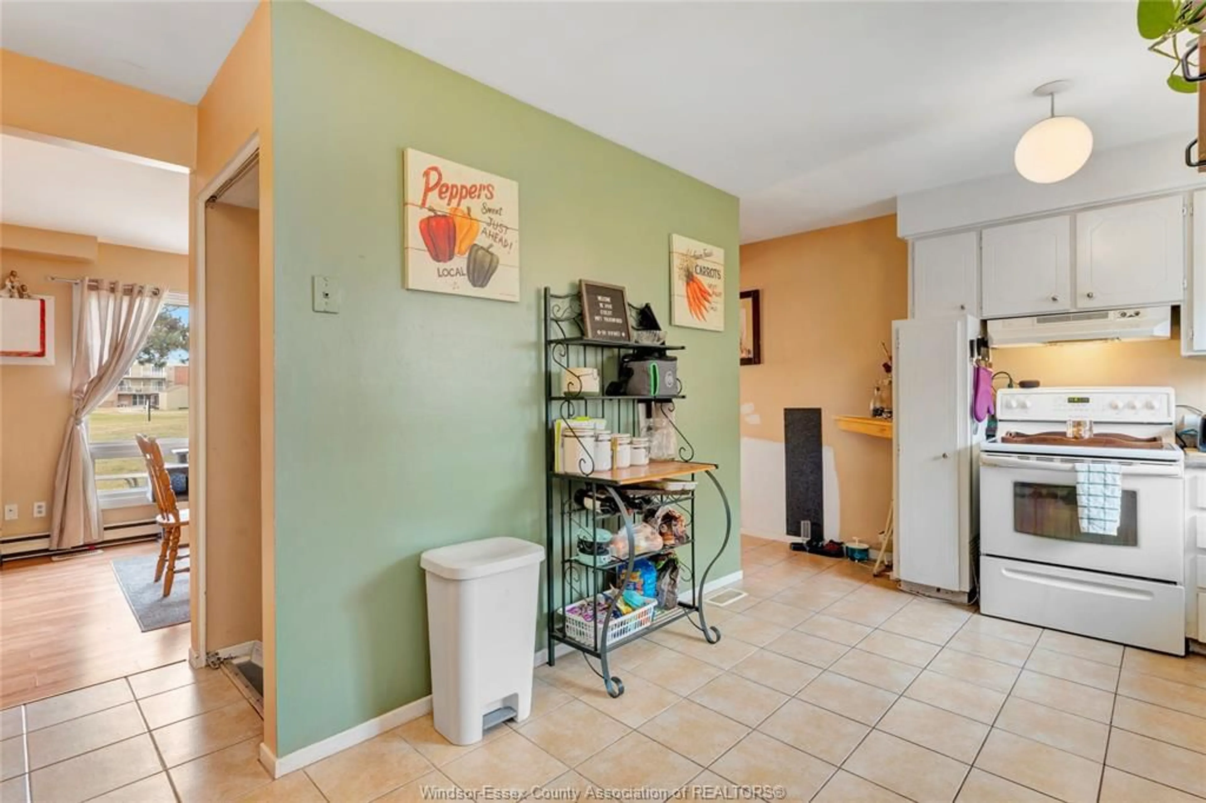 Indoor entryway for 7707 HAWTHORNE #10, Windsor Ontario N8T 3B6