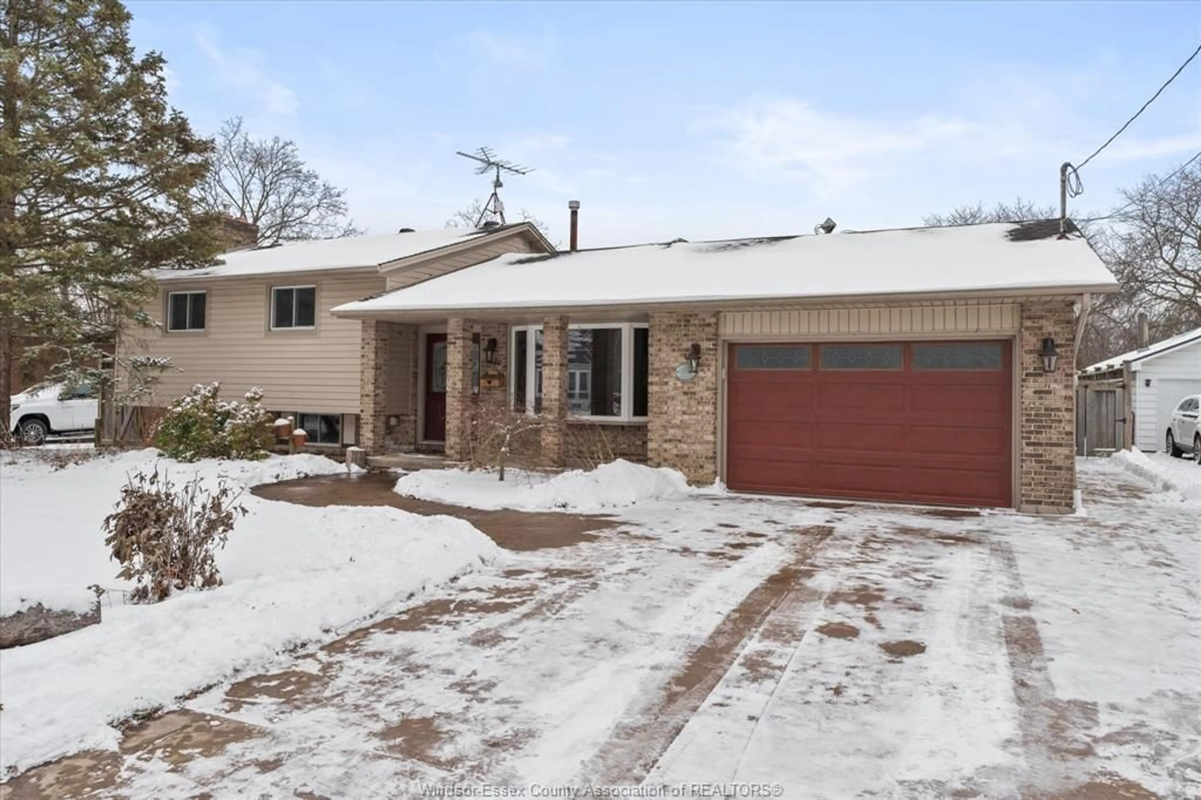 Home with brick exterior material, street for 1935 CANARD Dr, LaSalle Ontario N9J 2S7