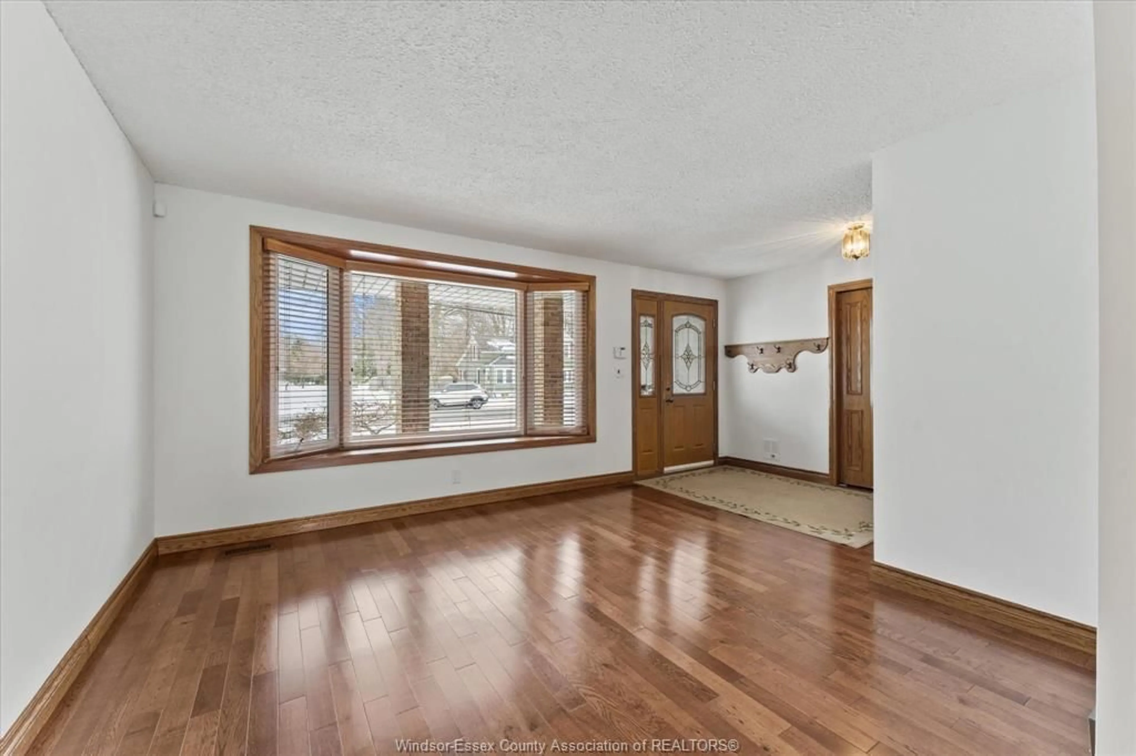 Indoor foyer for 1935 CANARD Dr, LaSalle Ontario N9J 2S7