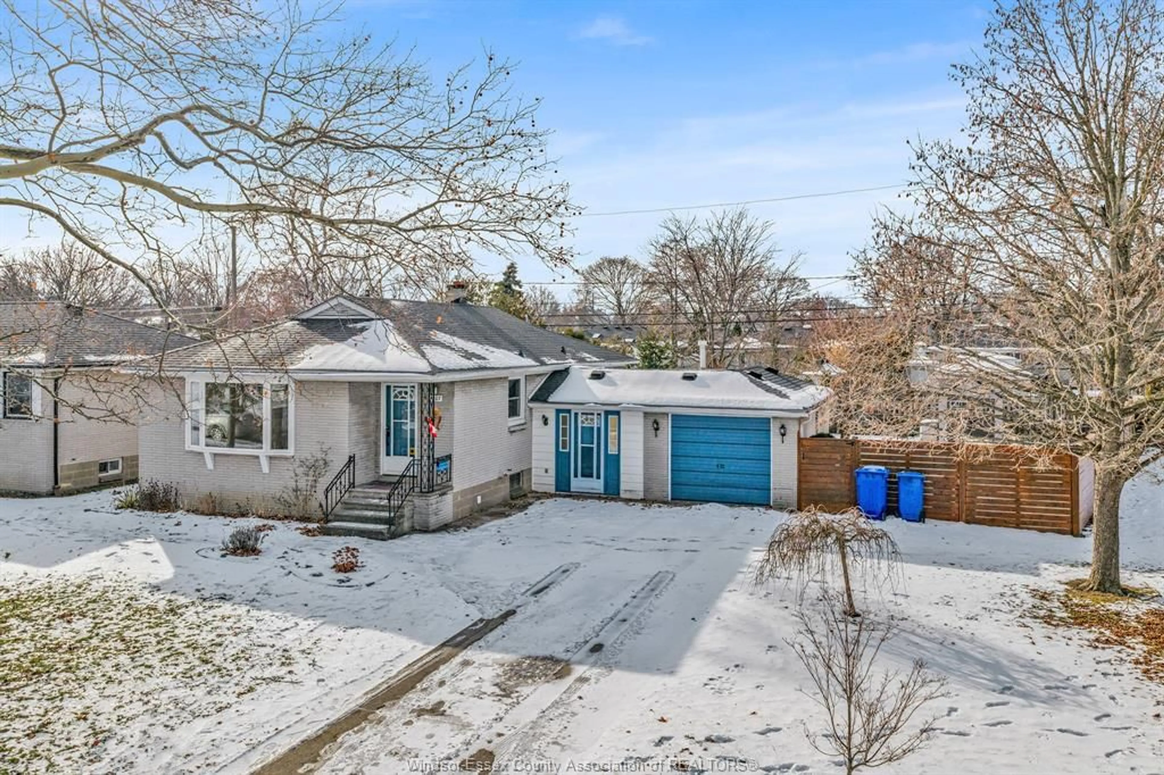 A pic from outside/outdoor area/front of a property/back of a property/a pic from drone, street for 1207 VIRGINIA Ave, Windsor Ontario N8S 2Z1