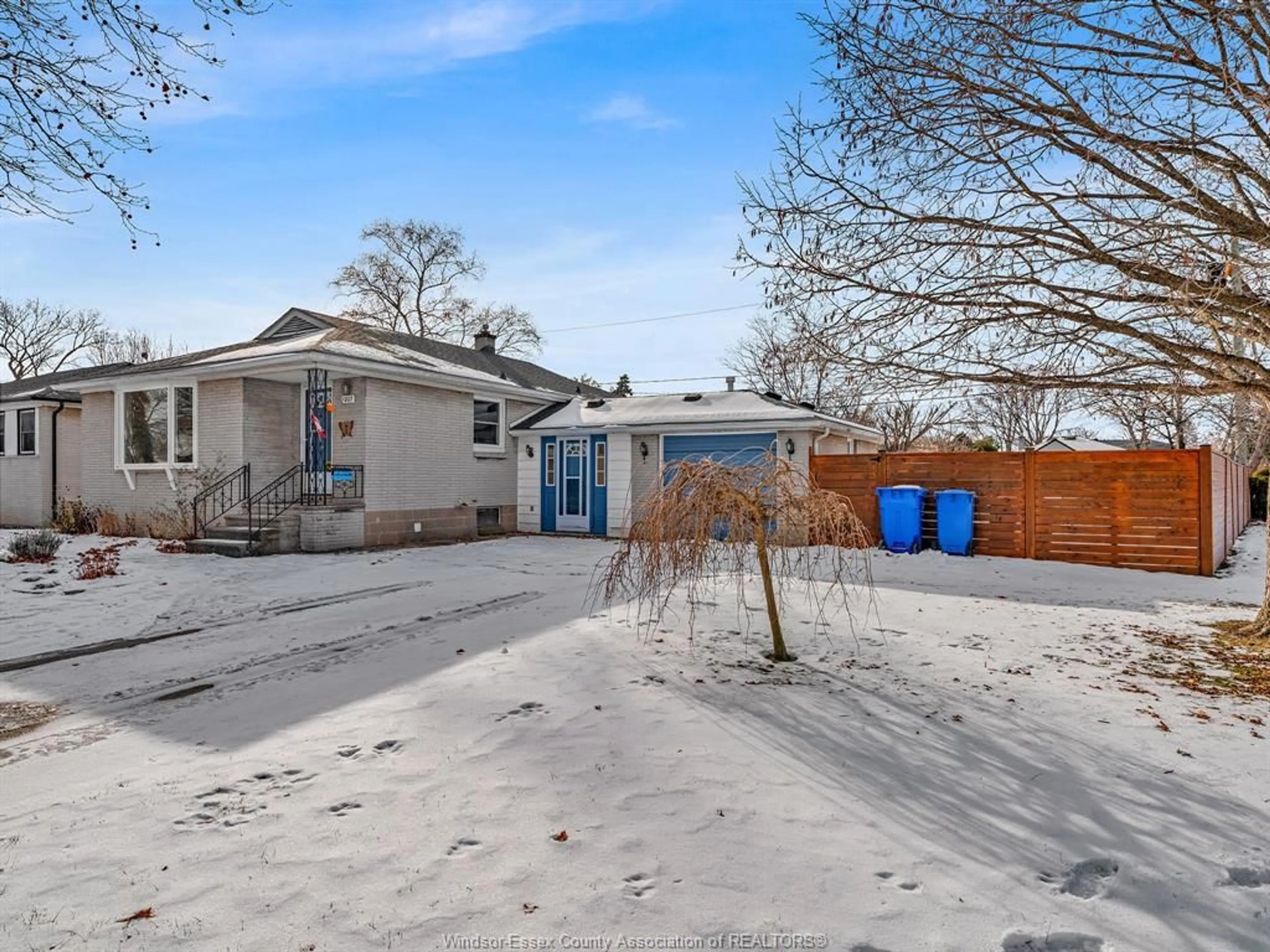 A pic from outside/outdoor area/front of a property/back of a property/a pic from drone, street for 1207 VIRGINIA Ave, Windsor Ontario N8S 2Z1