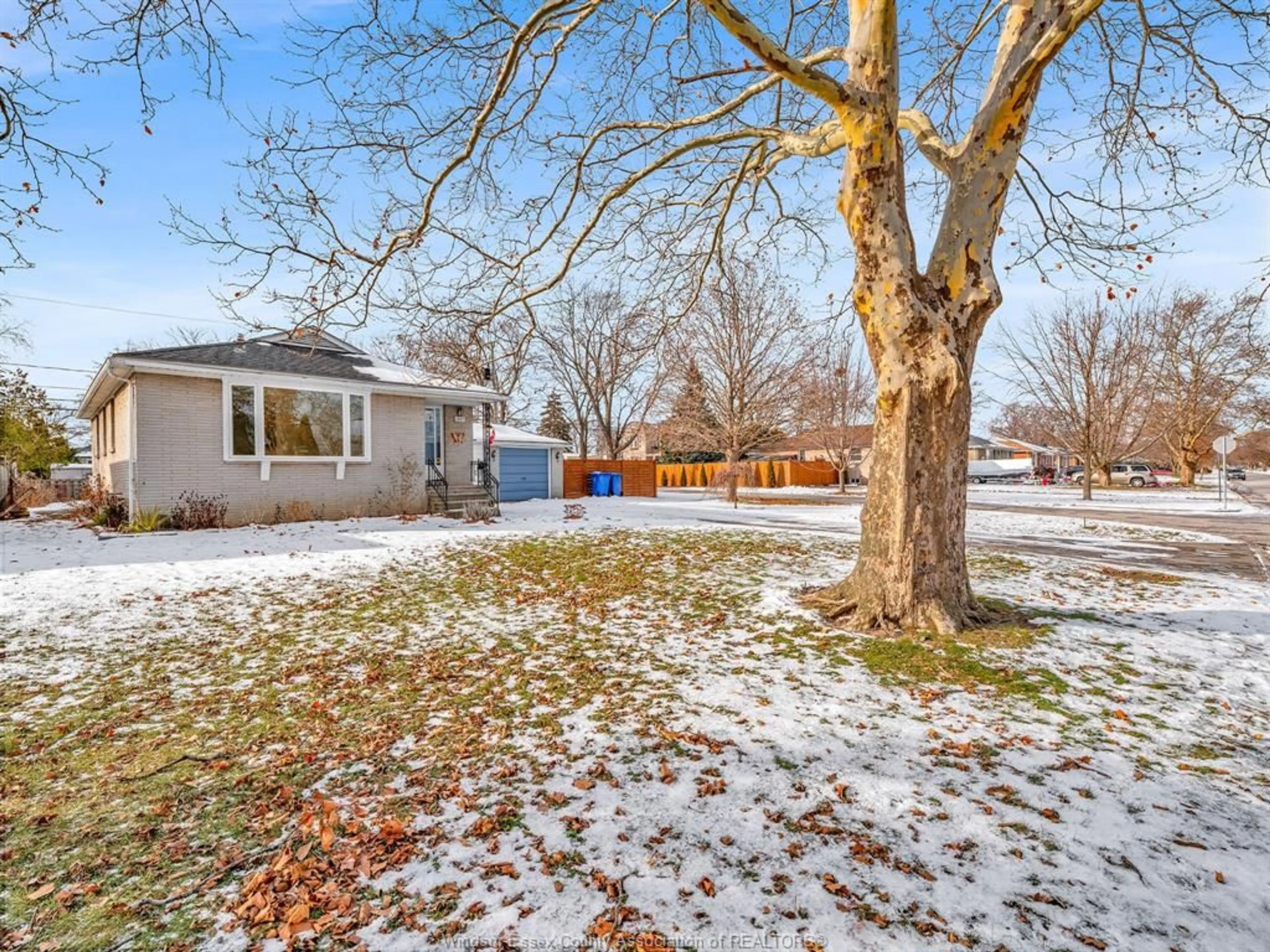 A pic from outside/outdoor area/front of a property/back of a property/a pic from drone, street for 1207 VIRGINIA Ave, Windsor Ontario N8S 2Z1