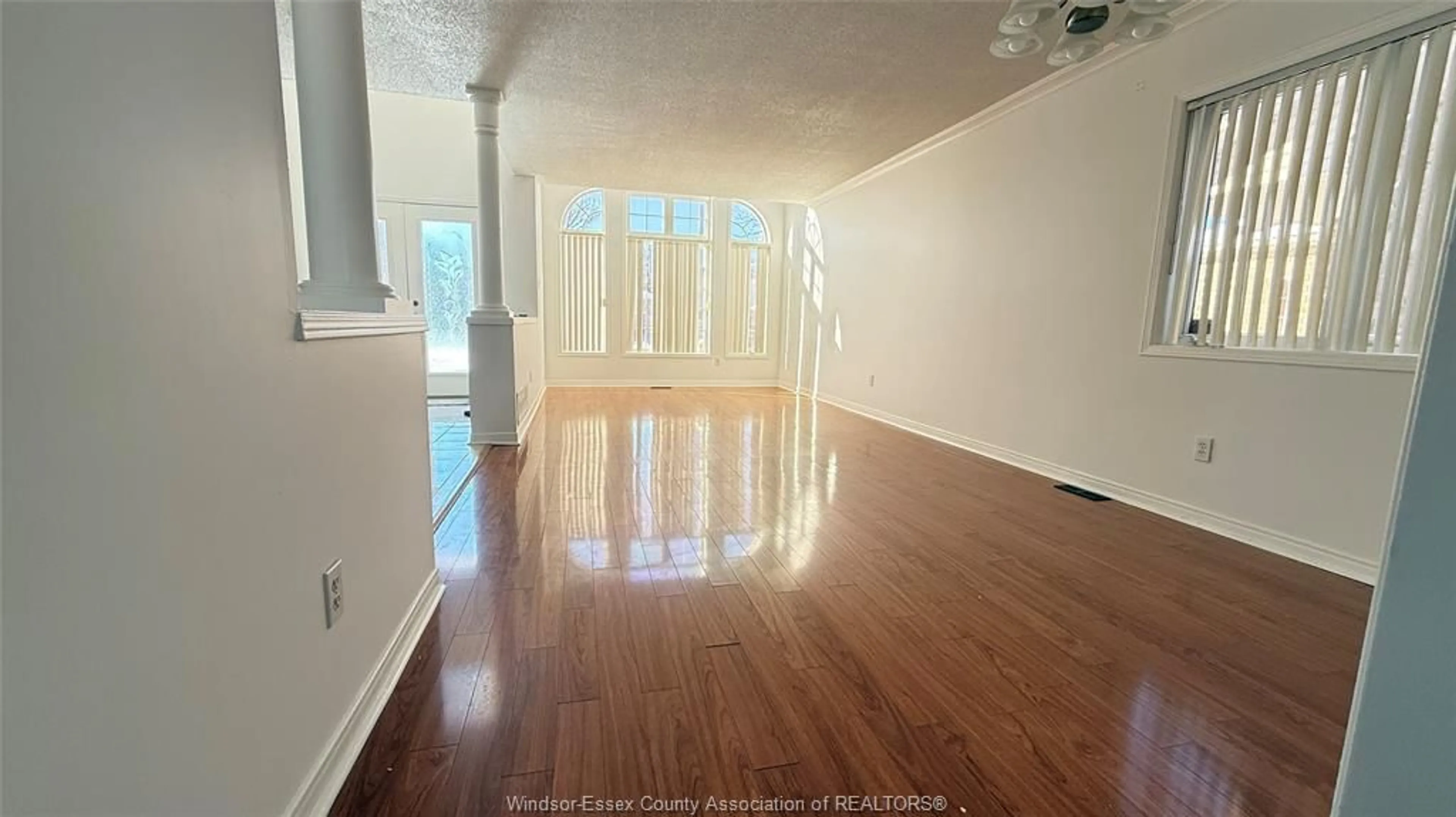 Indoor foyer for 1054 CORA GREENWOOD, Windsor Ontario N8P 1K2