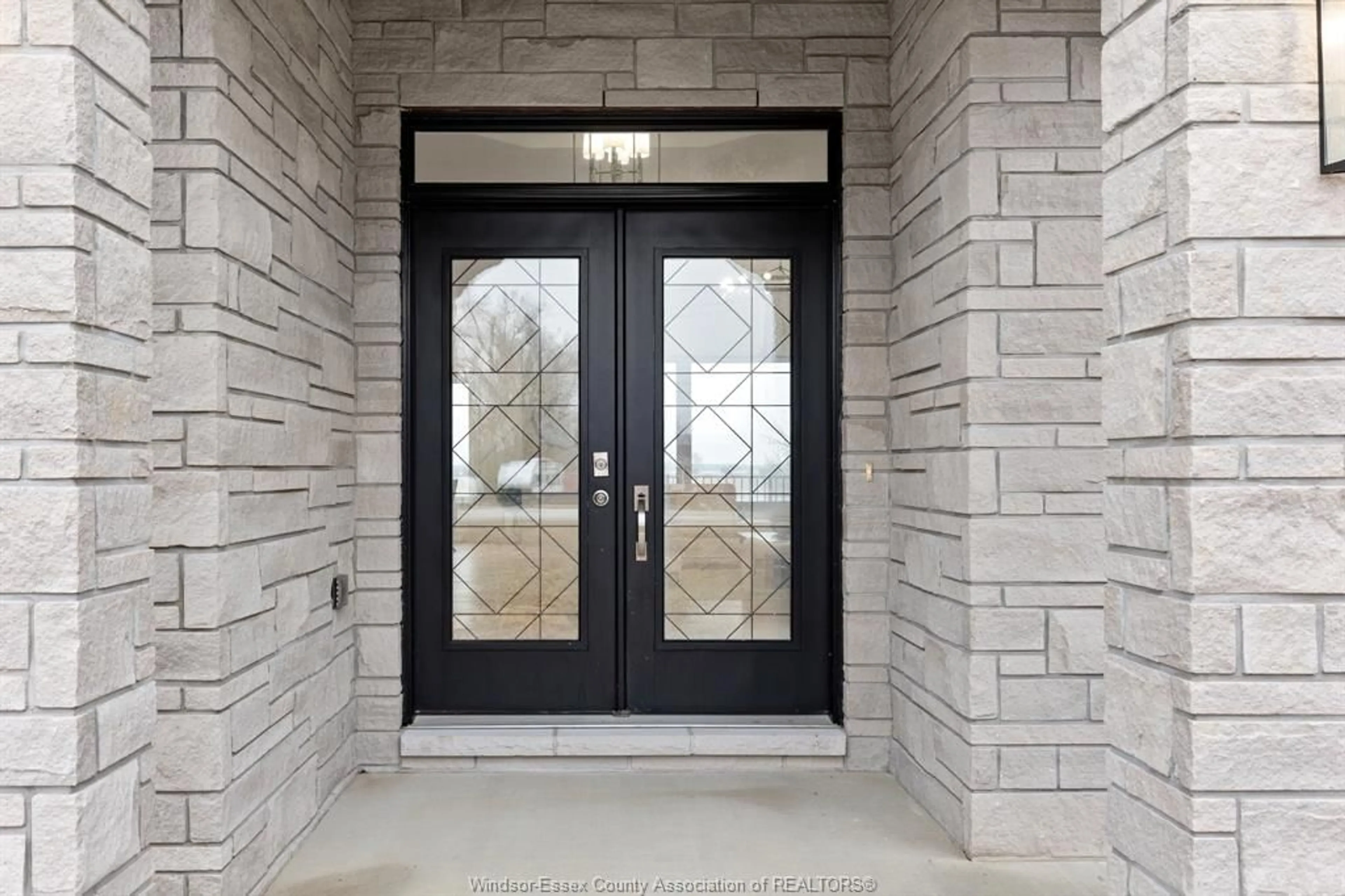 Indoor entryway for 418 COUNTY RD 34, Kingsville Ontario N8H 3V6