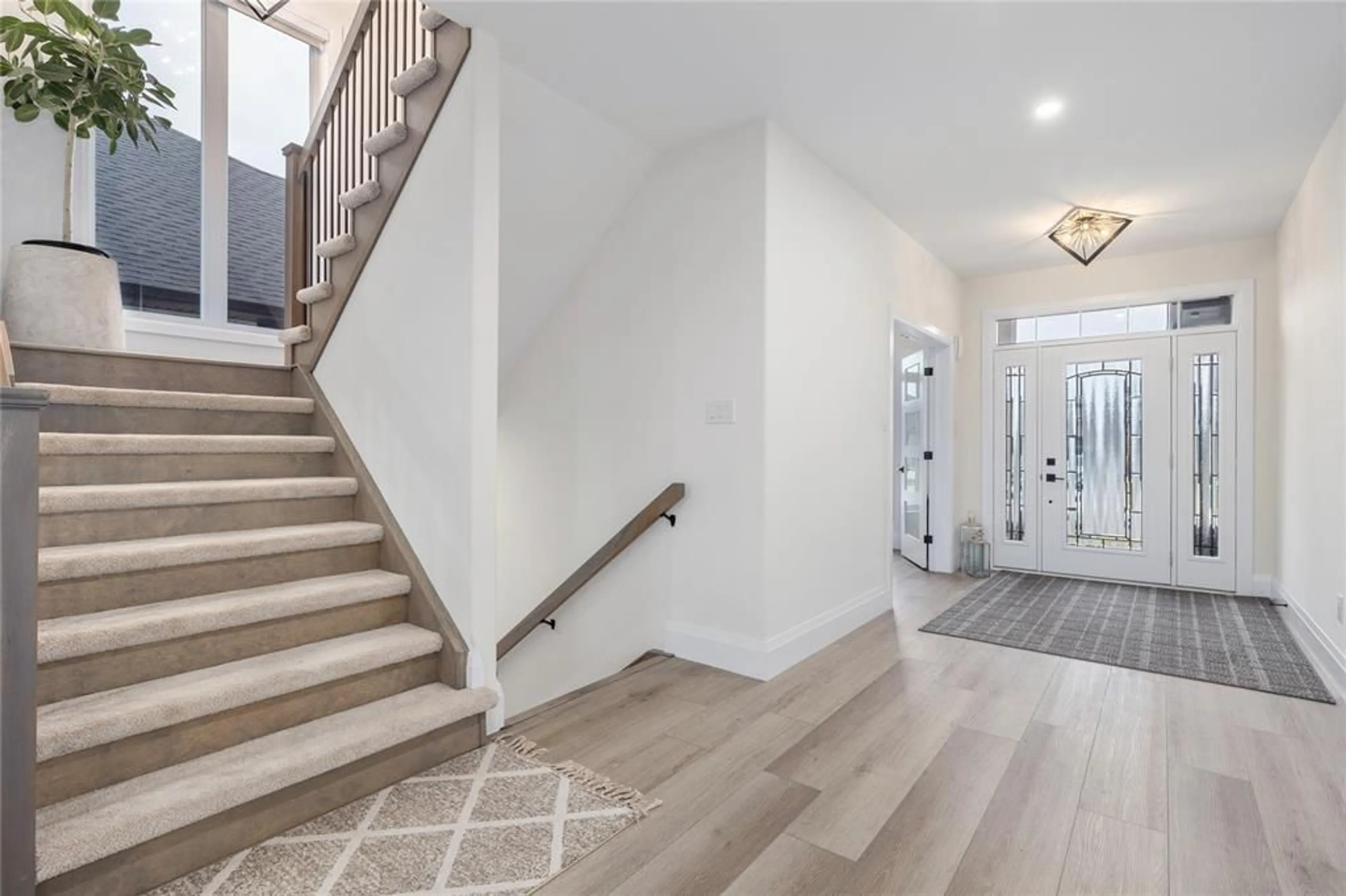 Indoor entryway for 875 MAGNOLIA Lane, Sarnia Ontario N7S 0G3