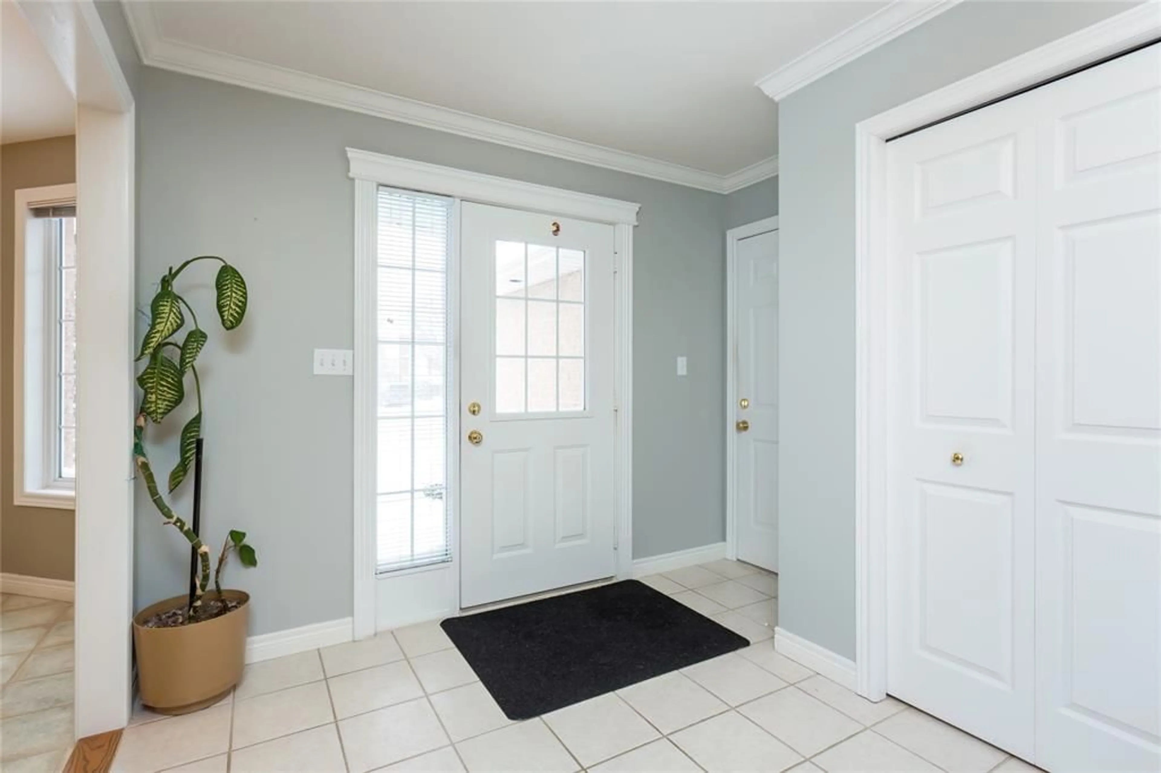Indoor entryway for 972 ROSEDALE Ave, Sarnia Ontario N7S 1Z3