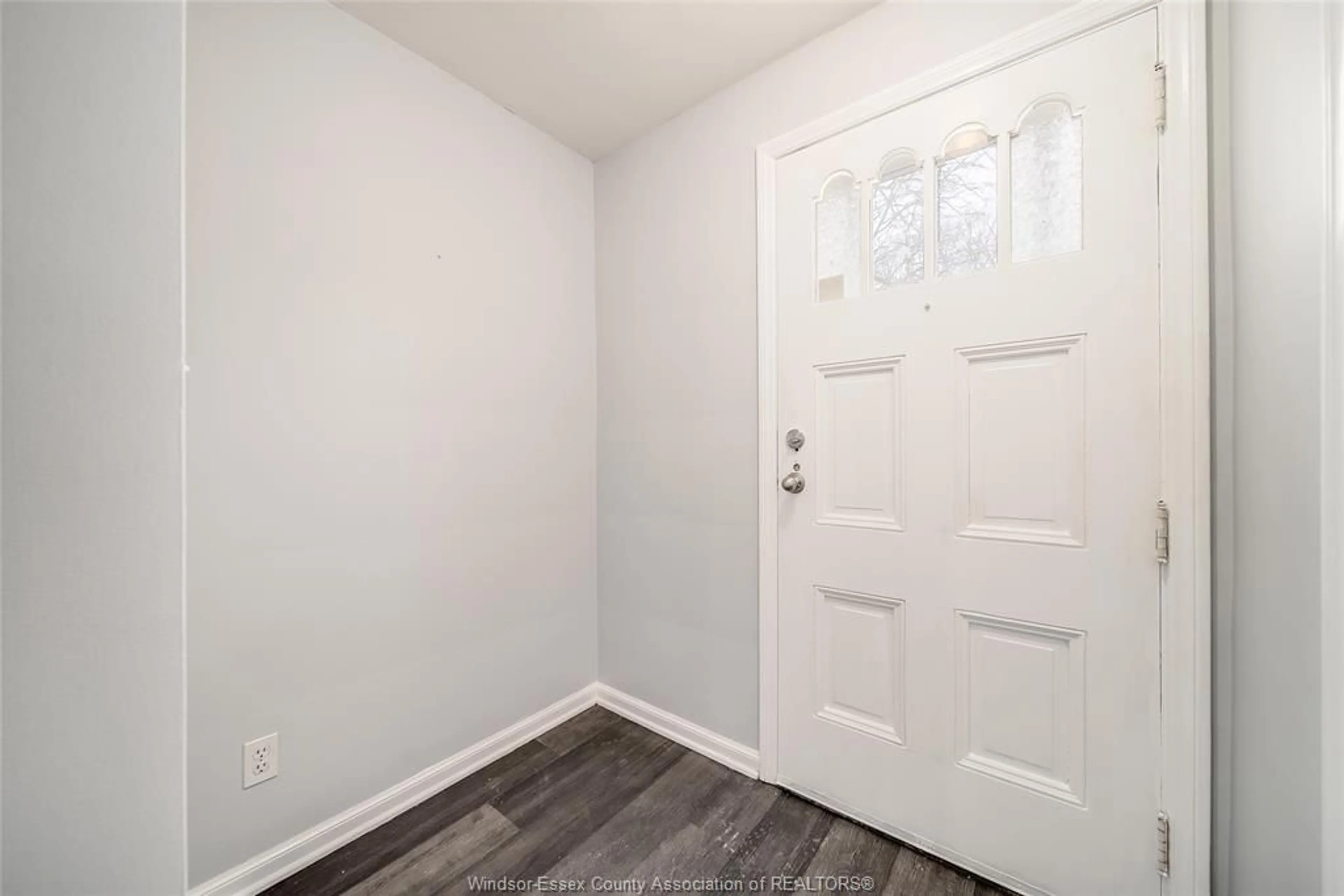 Indoor entryway for 3055 ALEXANDER, Windsor Ontario N9C 1G6