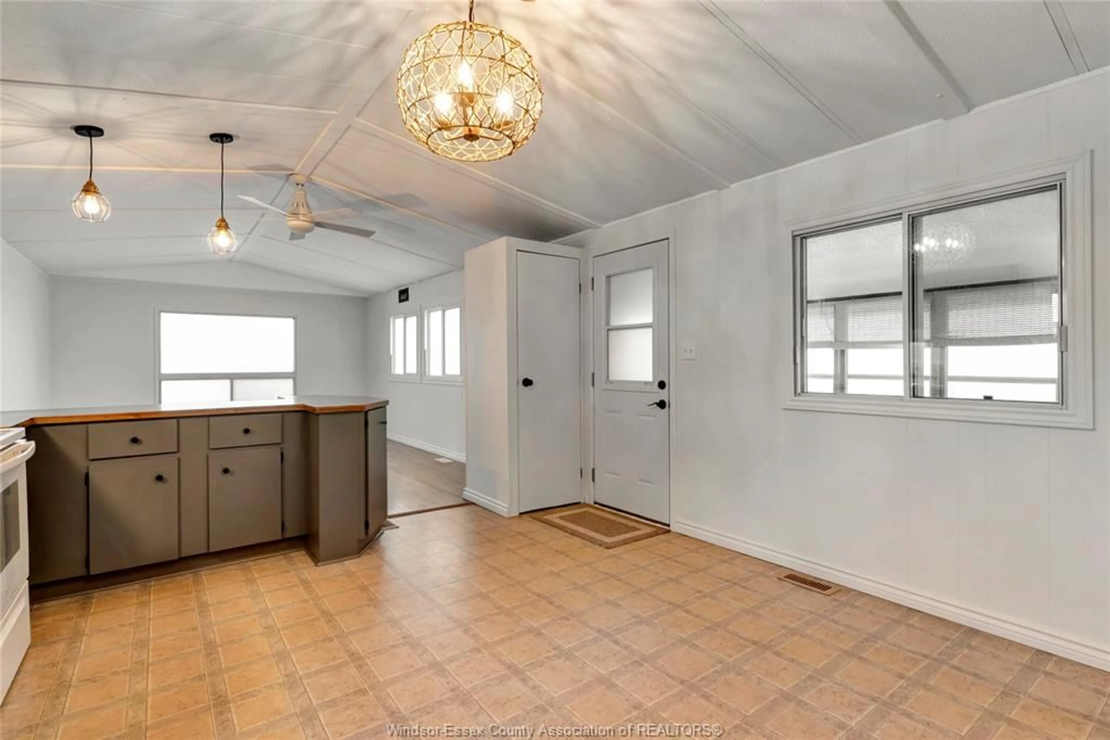 A pic of a room for 102 REGENCY Dr, Chatham Ontario N7L 5A2