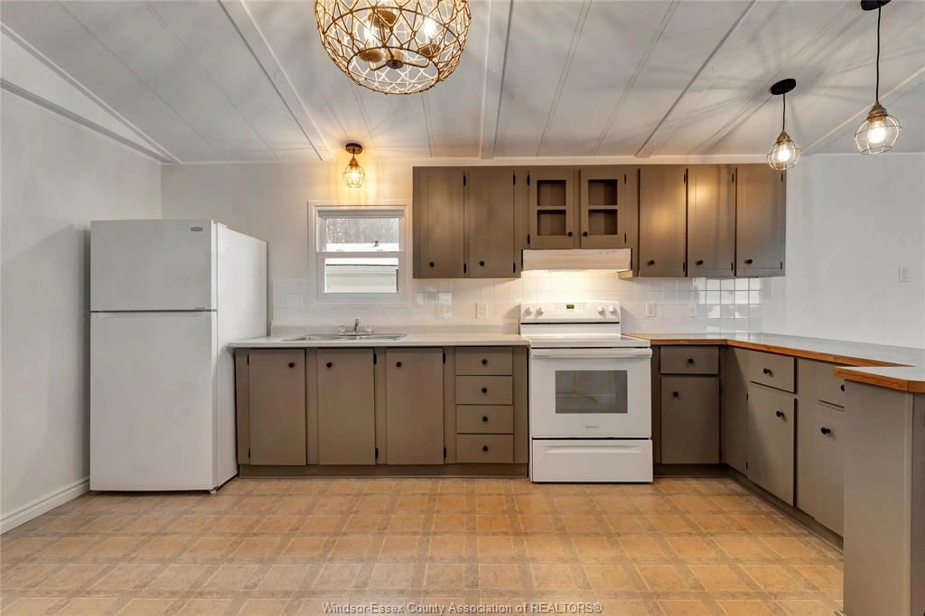 Standard kitchen, ceramic/tile floor for 102 REGENCY Dr, Chatham Ontario N7L 5A2