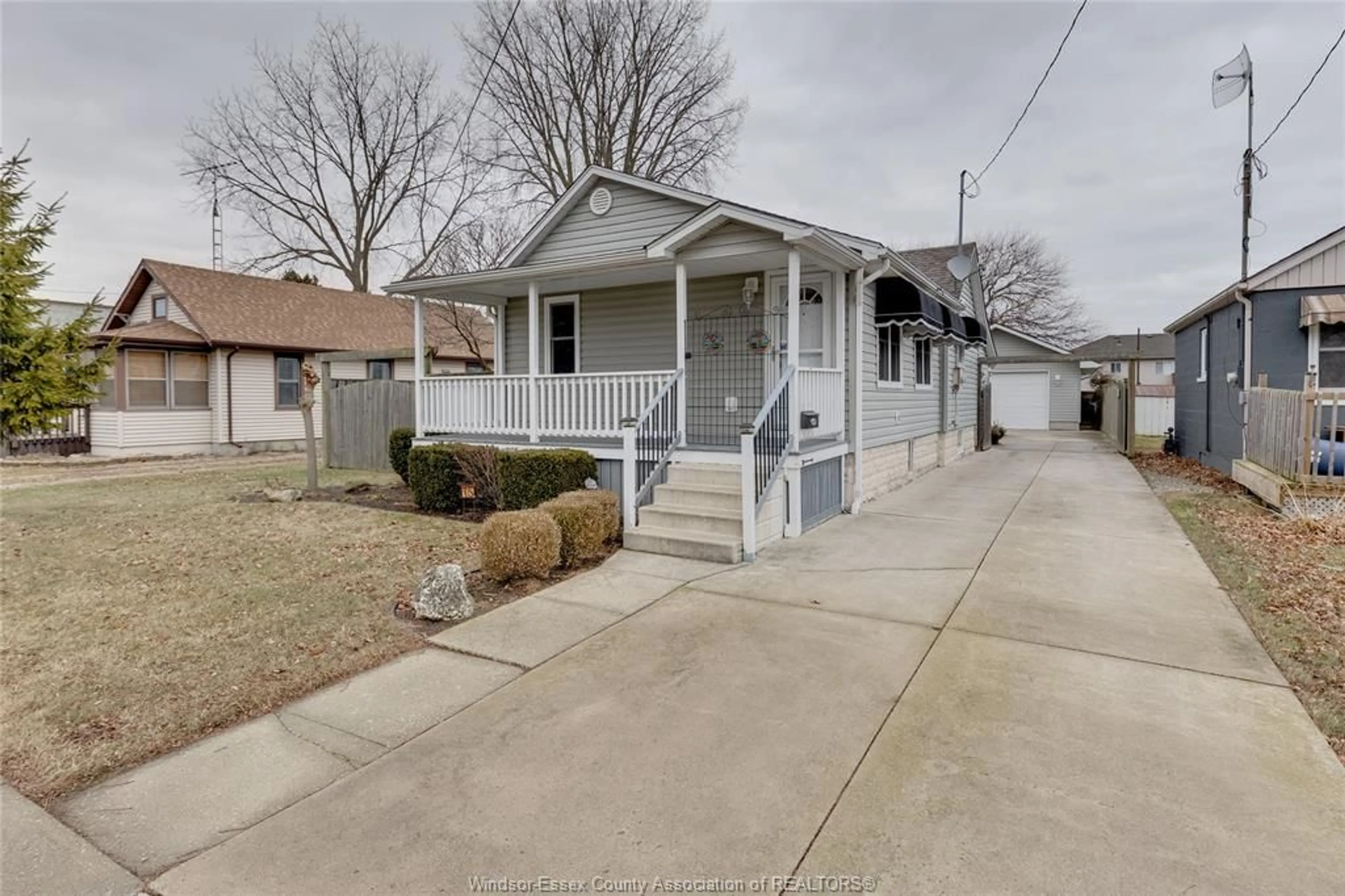 A pic from outside/outdoor area/front of a property/back of a property/a pic from drone, street for 75 VICTORIA Ave, Kingsville Ontario N9Y 1T2