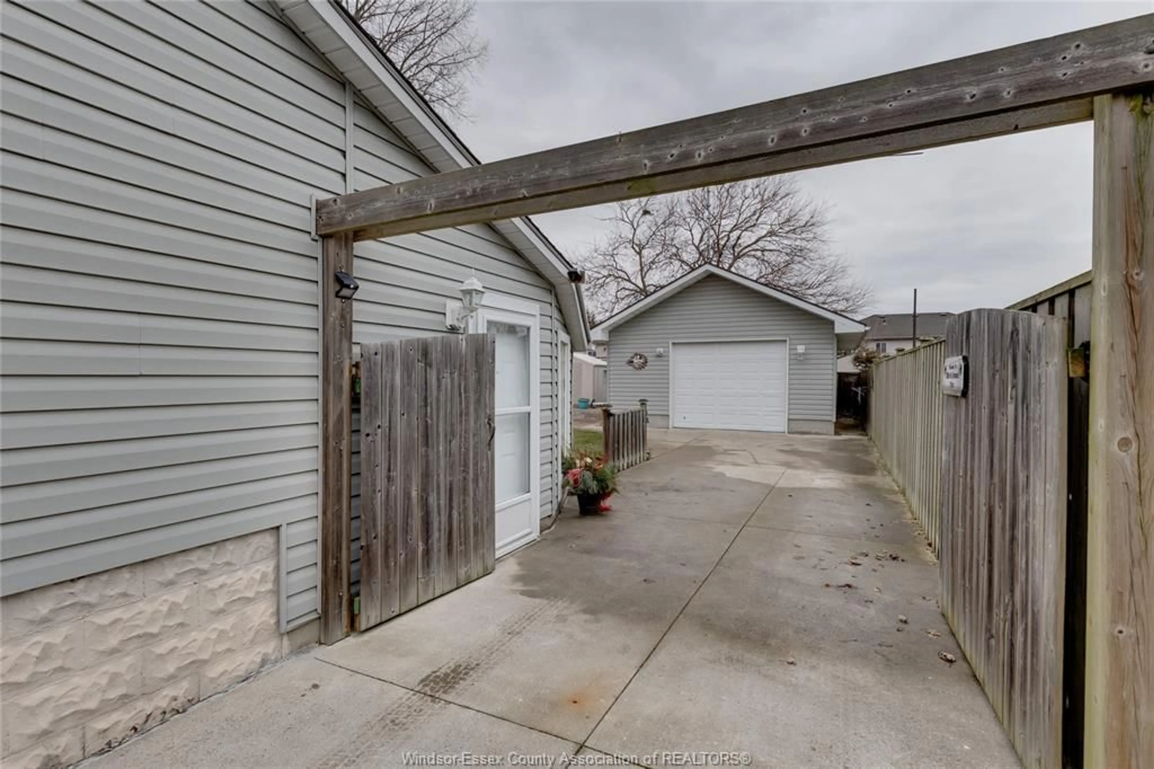 Indoor garage for 75 VICTORIA Ave, Kingsville Ontario N9Y 1T2