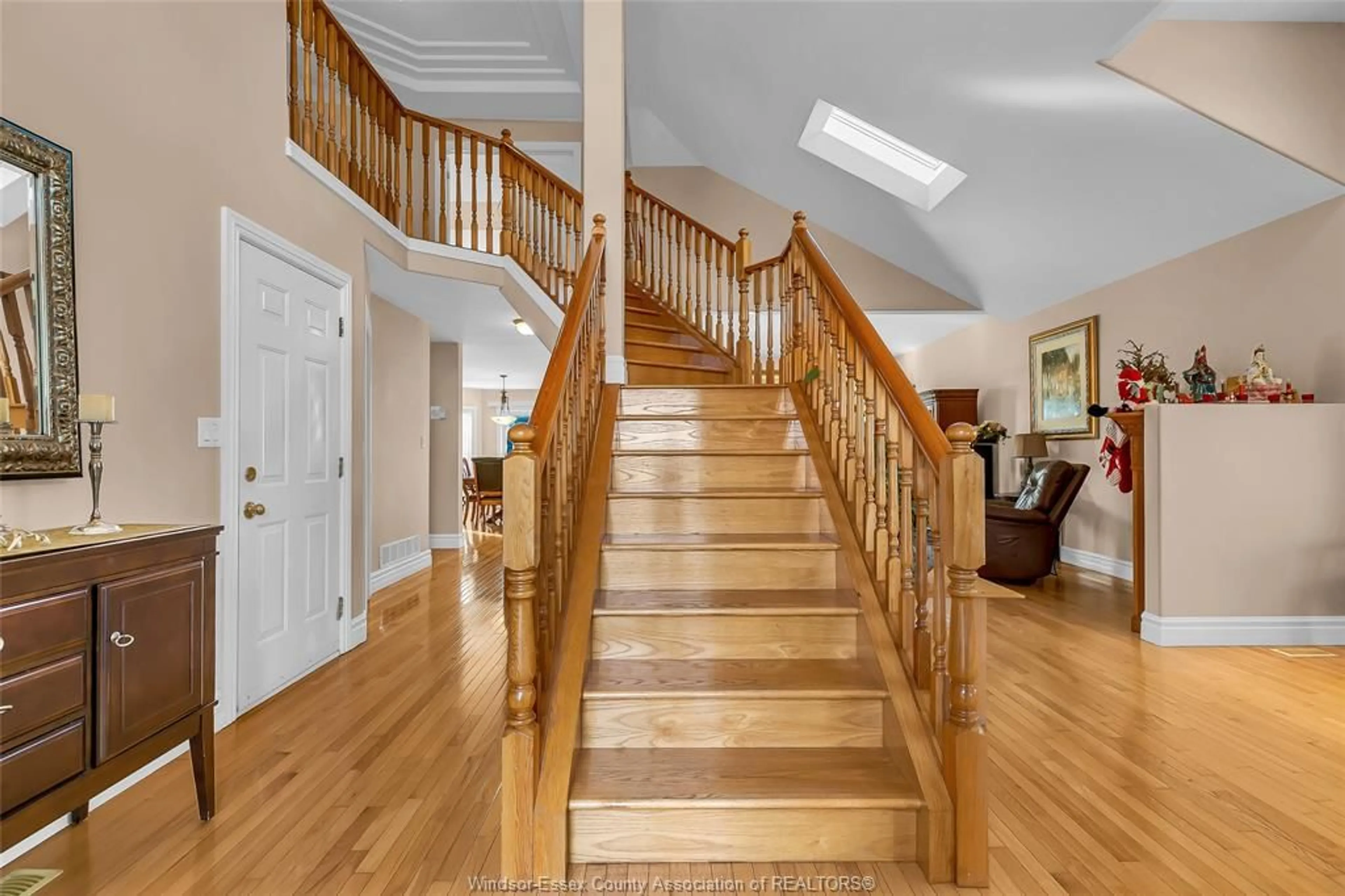 Indoor foyer for 443 HAMNER Cir, Windsor Ontario N9E 4P8