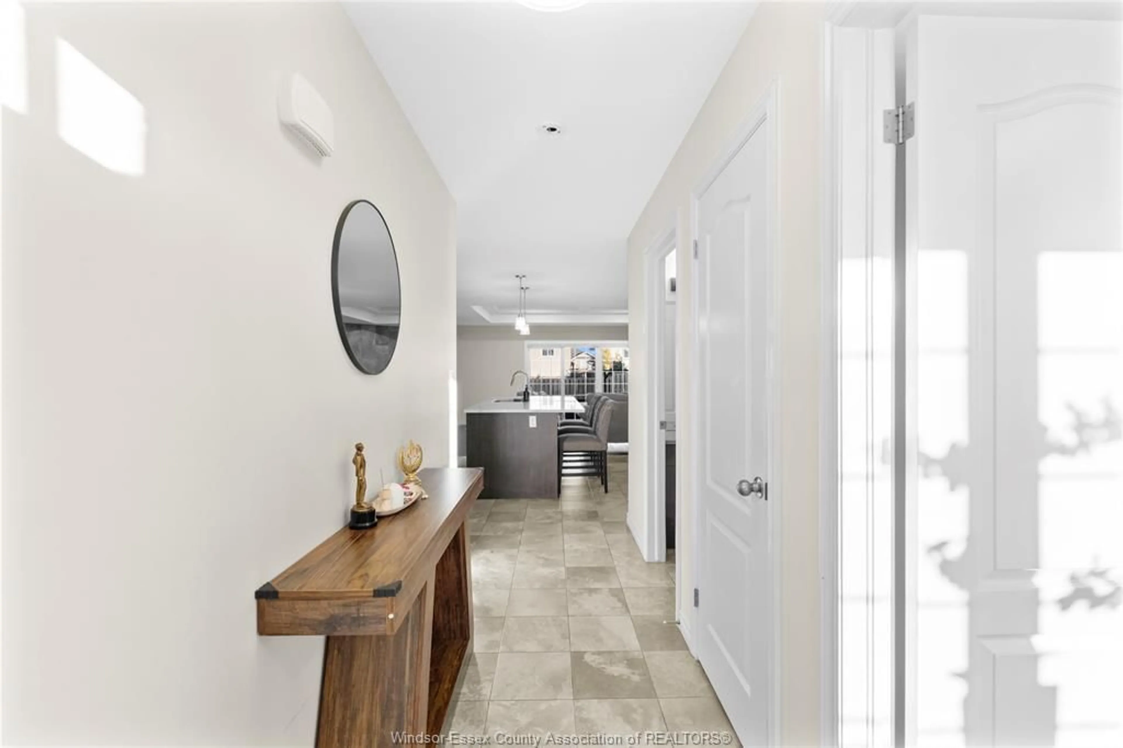Indoor entryway for 1096 PEABODY, Windsor Ontario N8P 0C7
