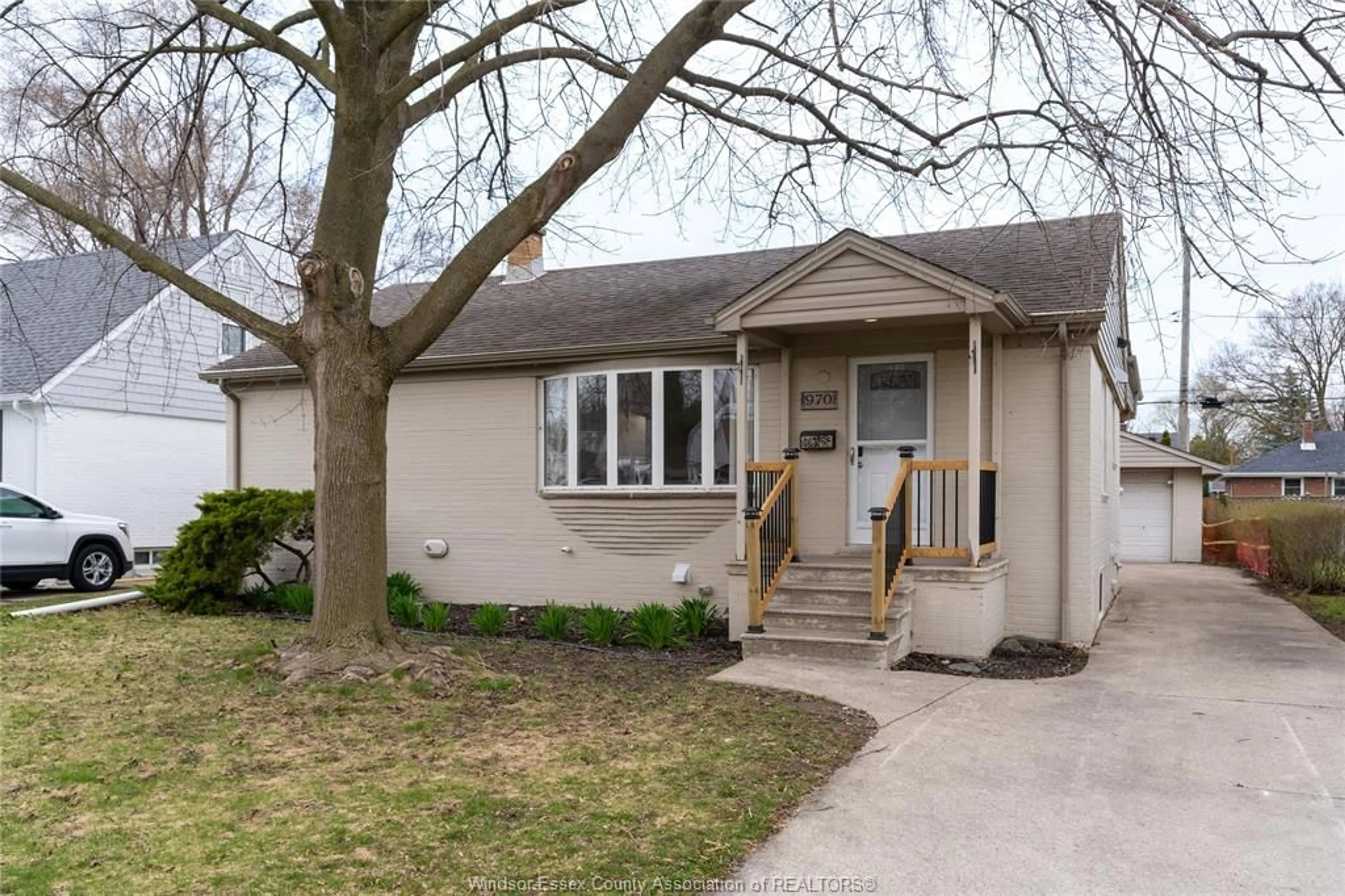 Home with vinyl exterior material, street for 970 ISABELLE, Windsor Ontario N8X 4E9