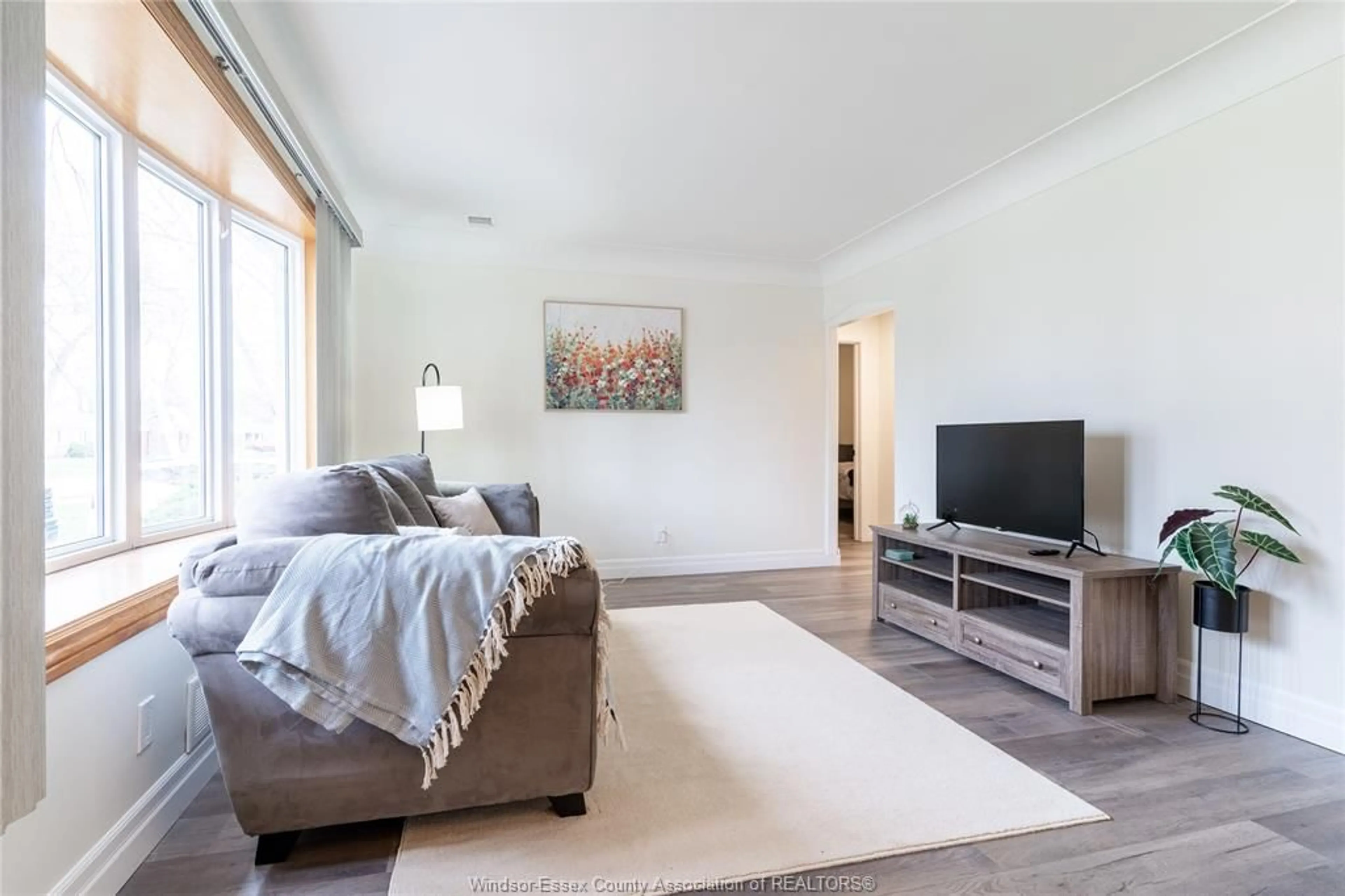 Living room with furniture, wood/laminate floor for 970 ISABELLE, Windsor Ontario N8X 4E9