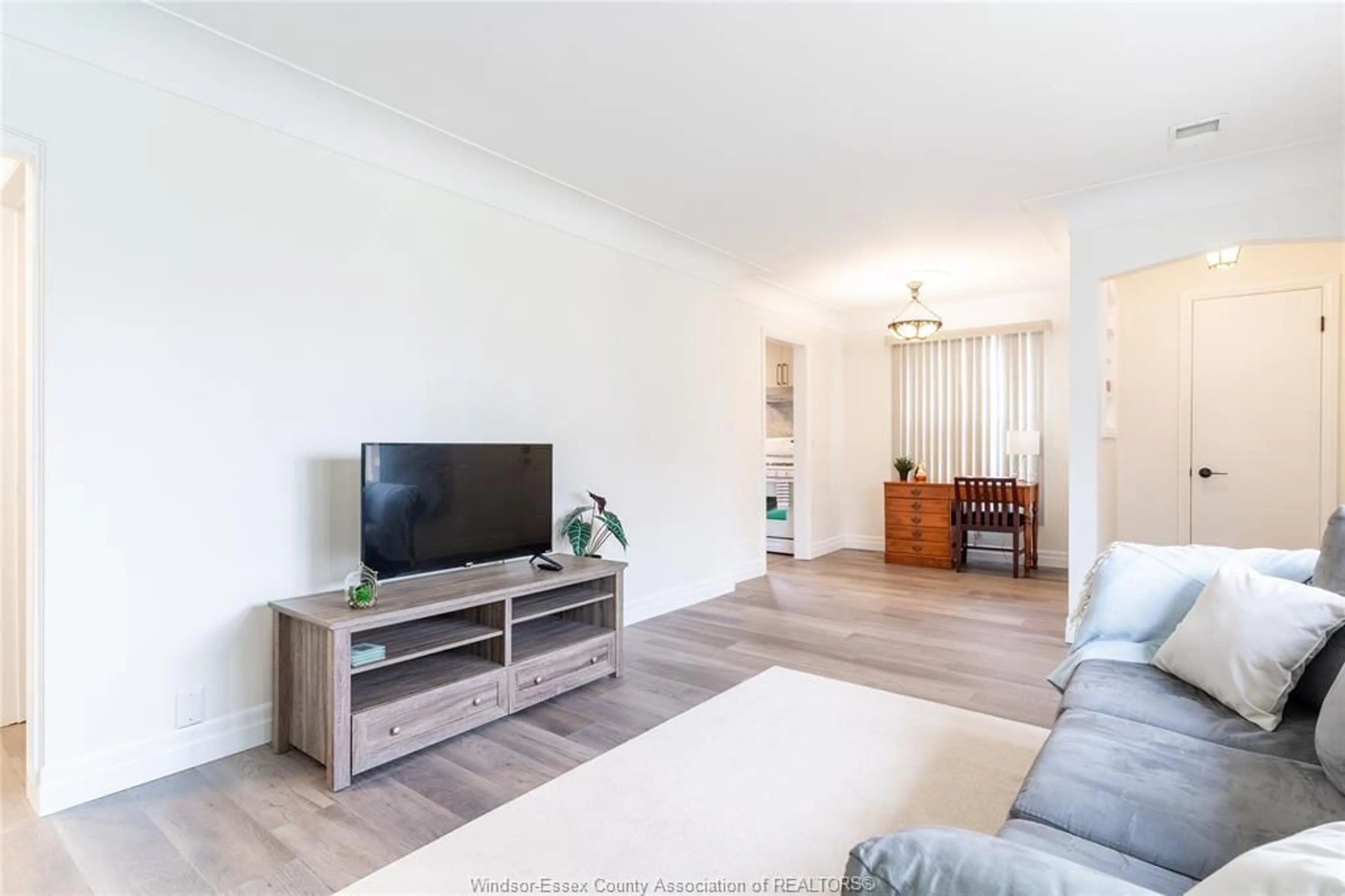 Living room with furniture, wood/laminate floor for 970 ISABELLE, Windsor Ontario N8X 4E9