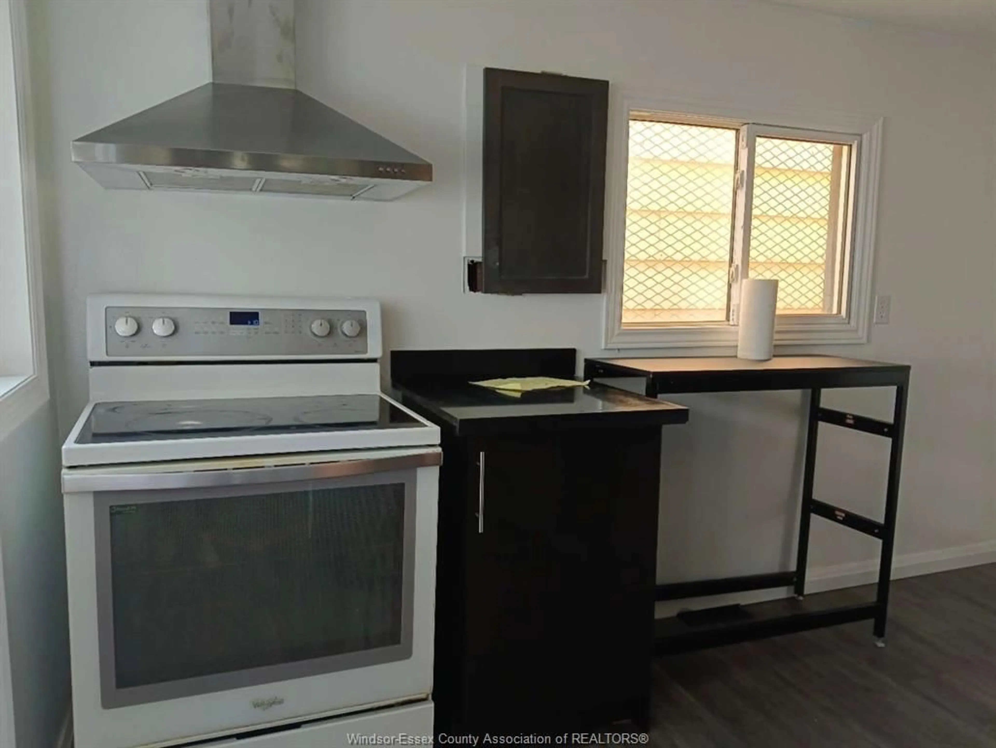 Standard kitchen, wood/laminate floor for 345 BRIDGE Ave, Windsor Ontario N9B 2M3
