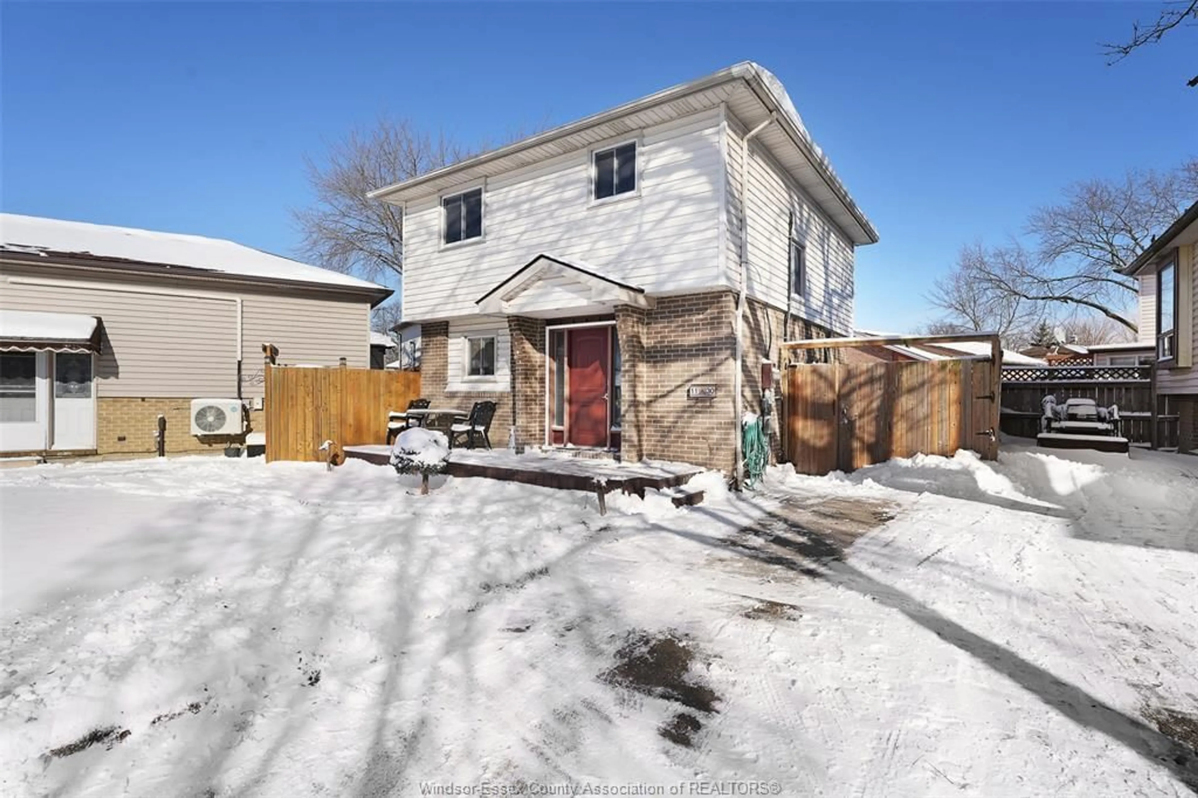 A pic from outside/outdoor area/front of a property/back of a property/a pic from drone, street for 1130 GATESIDE, Windsor Ontario N8S 4N8