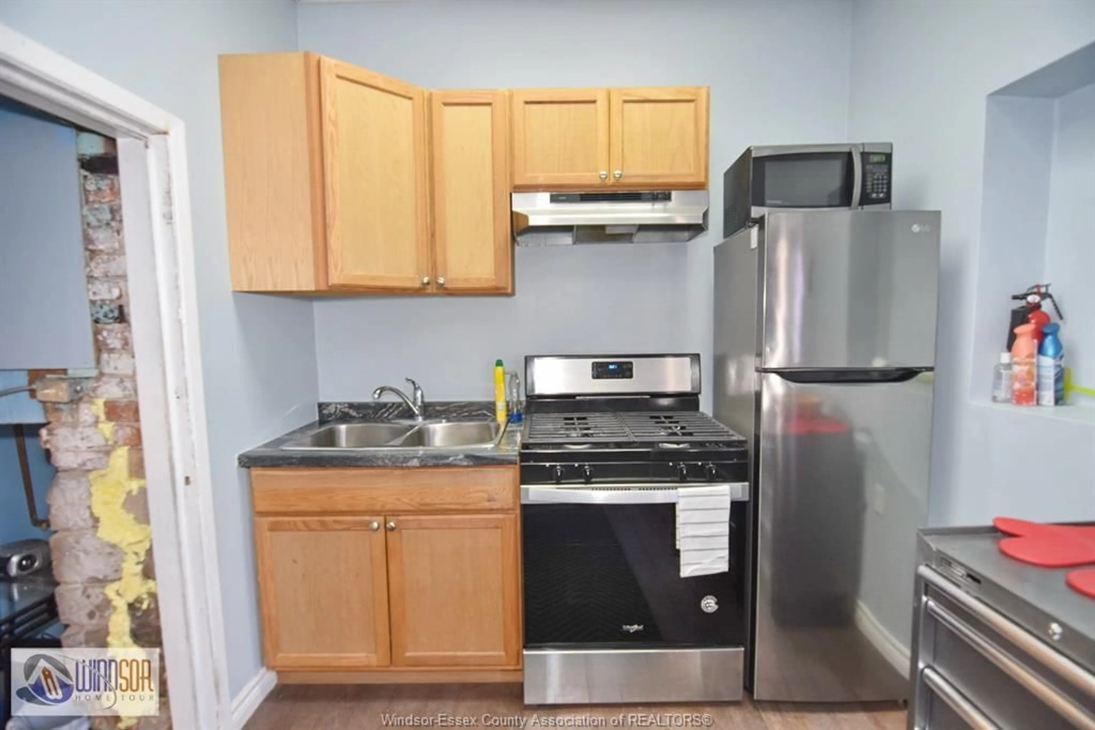 Standard kitchen, unknown for 1453 WYANDOTTE St, Windsor Ontario N9A 3L1
