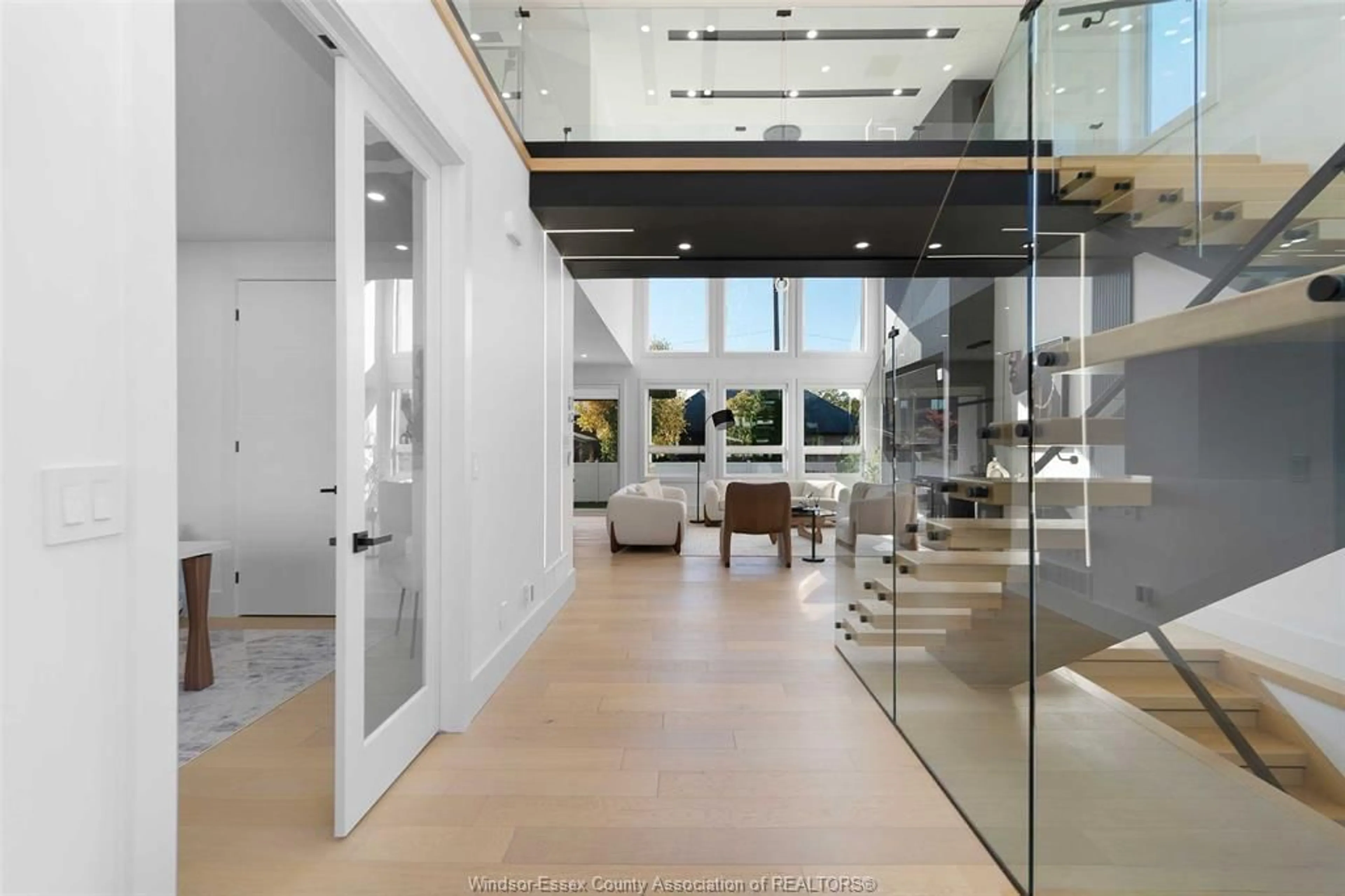 Indoor foyer for 532 MOUNTBATTEN Cres, Windsor Ontario N8P 0G1