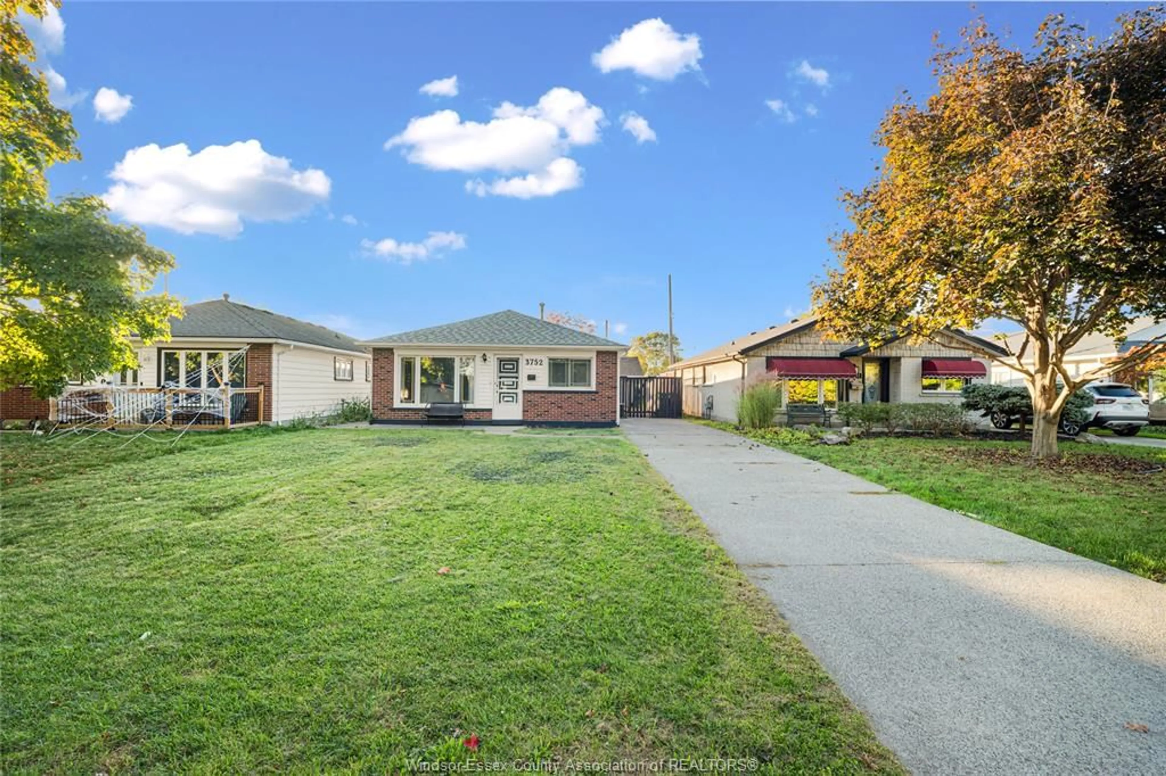 A pic from outside/outdoor area/front of a property/back of a property/a pic from drone, street for 3752 BLACKBURN Court, Windsor Ontario N9C 2E7