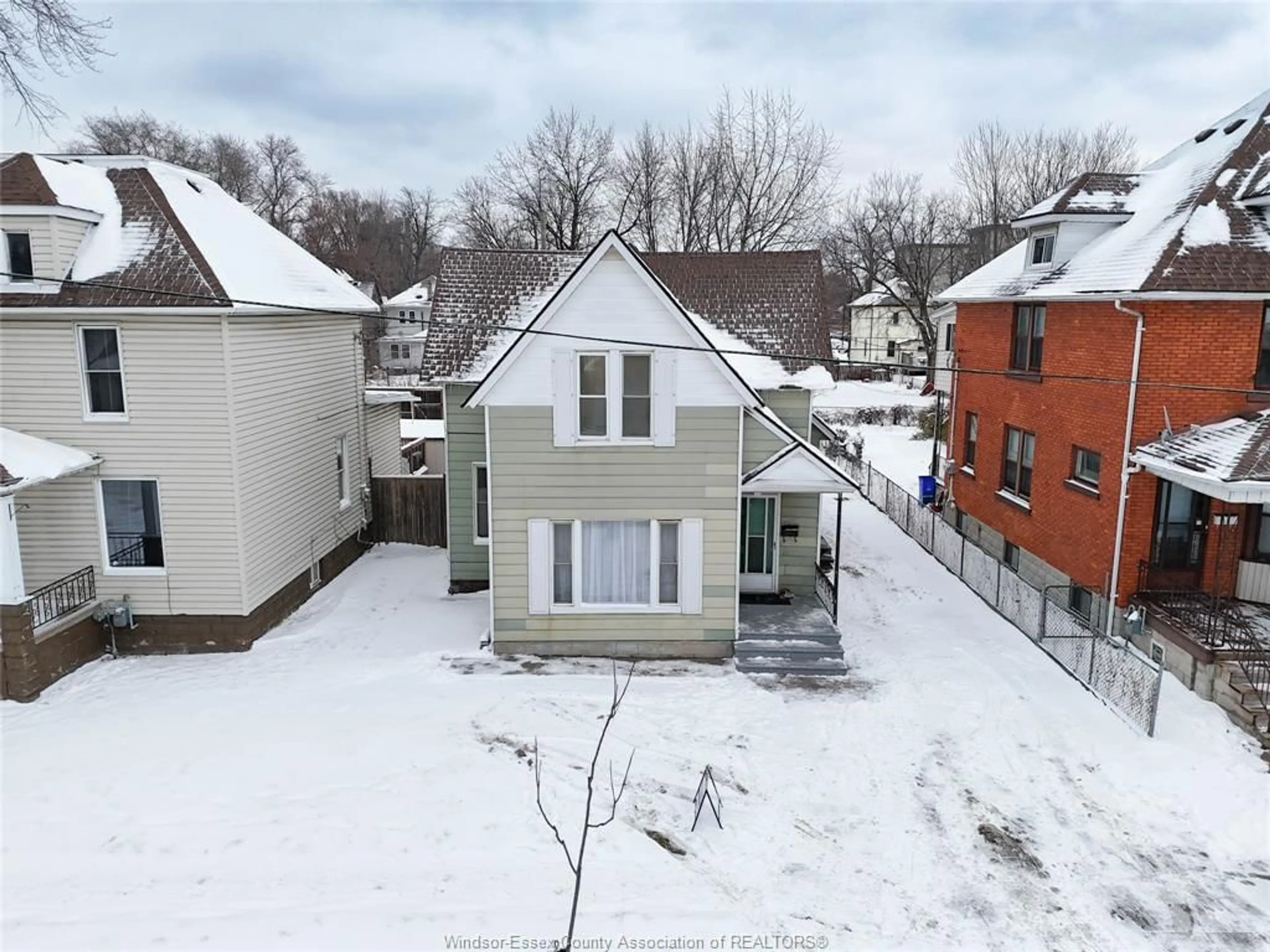A pic from outside/outdoor area/front of a property/back of a property/a pic from drone, street for 538 Oak, Windsor Ontario N9A 5E6