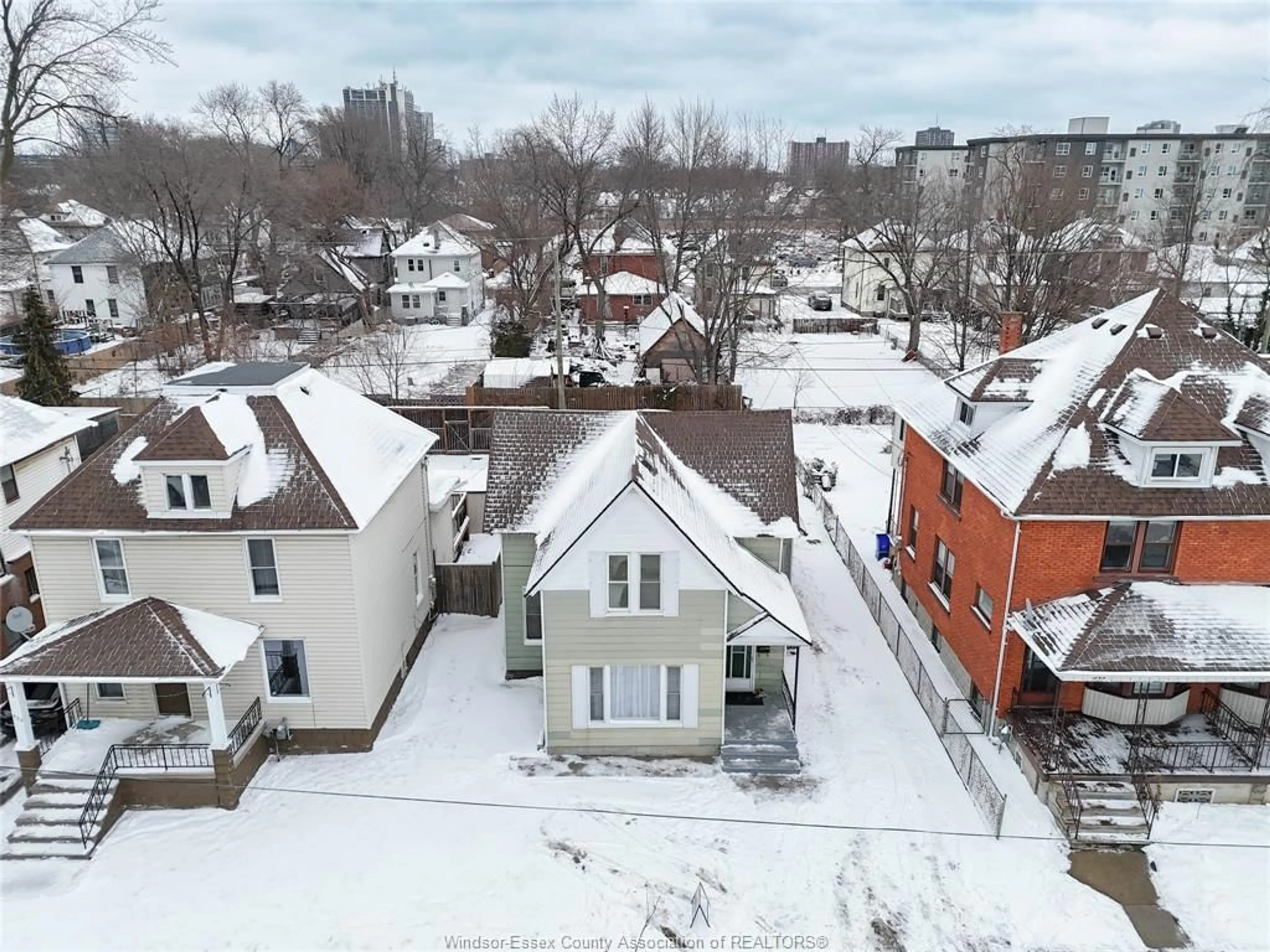 A pic from outside/outdoor area/front of a property/back of a property/a pic from drone, street for 538 Oak, Windsor Ontario N9A 5E6
