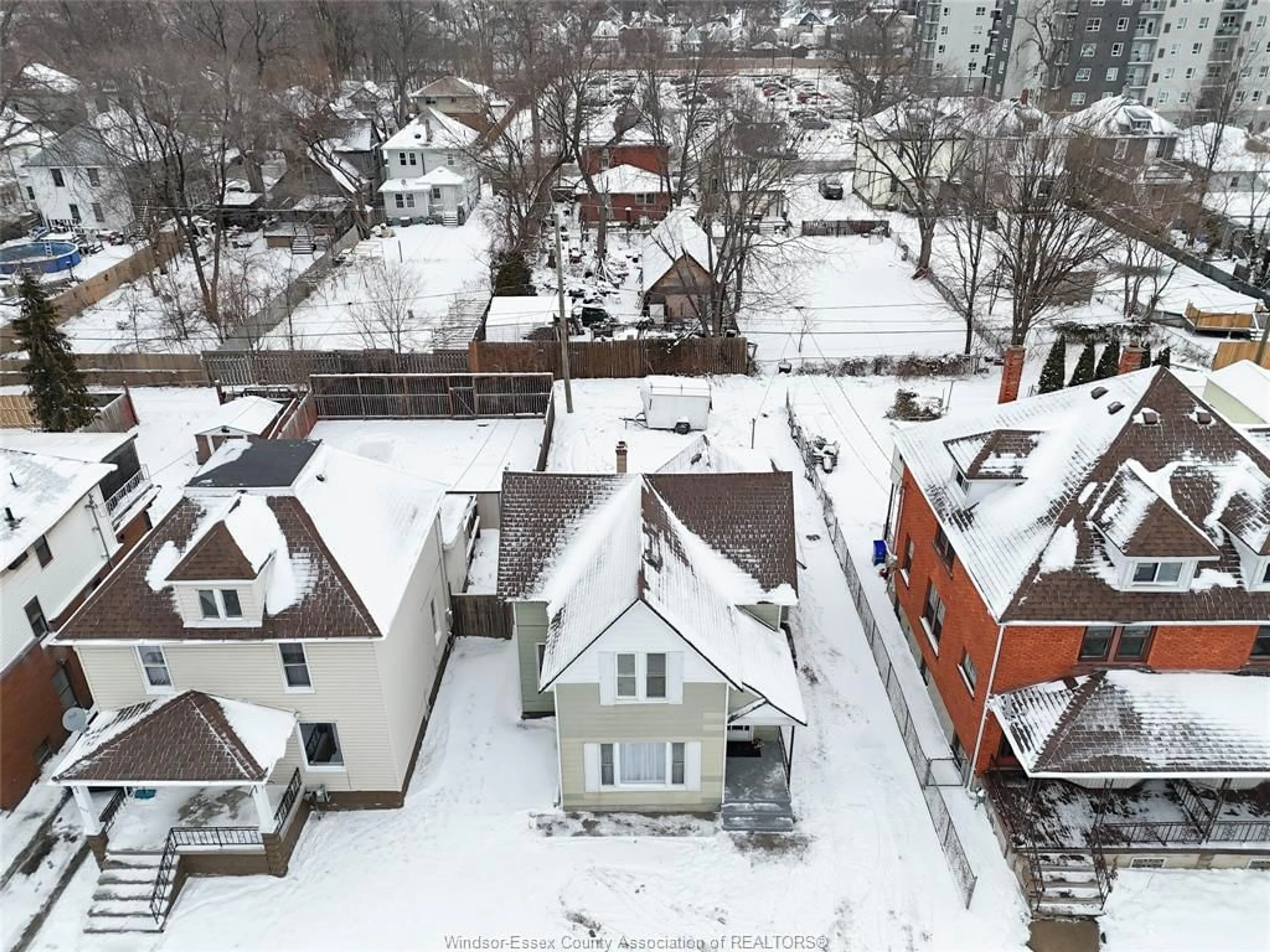 A pic from outside/outdoor area/front of a property/back of a property/a pic from drone, street for 538 Oak, Windsor Ontario N9A 5E6