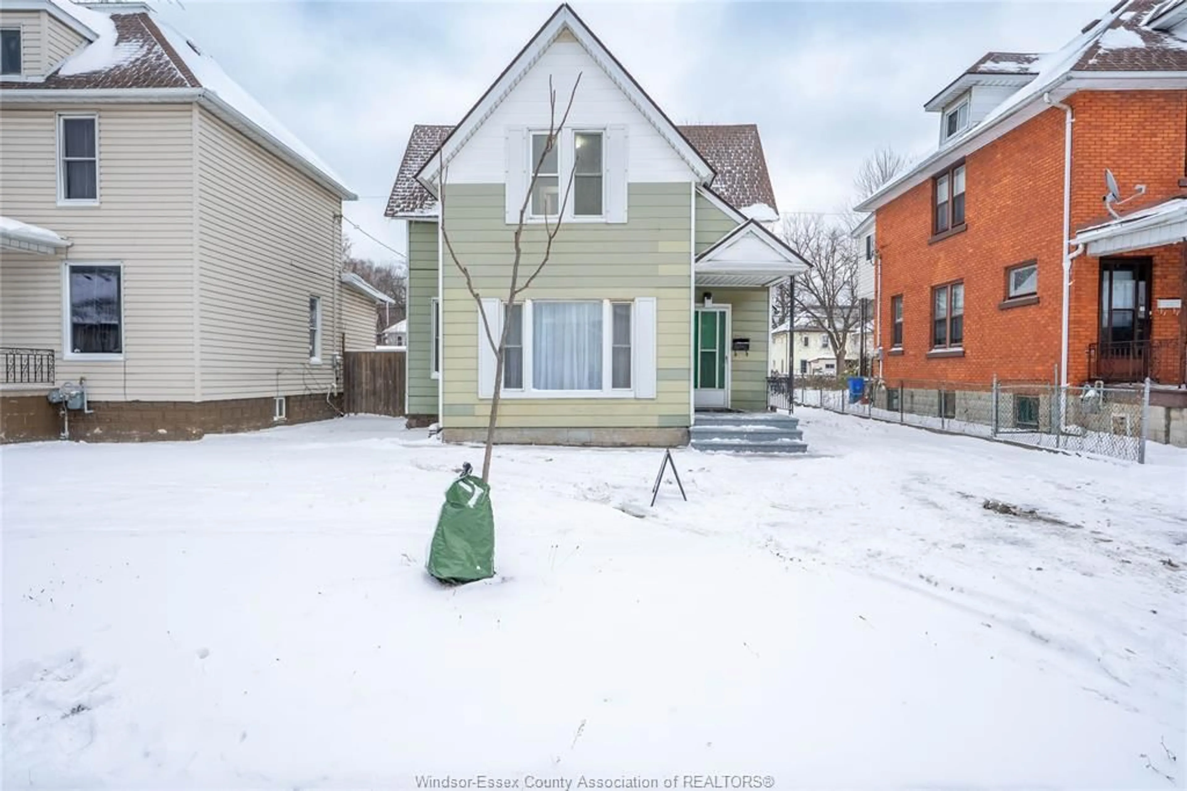 A pic from outside/outdoor area/front of a property/back of a property/a pic from drone, street for 538 Oak, Windsor Ontario N9A 5E6