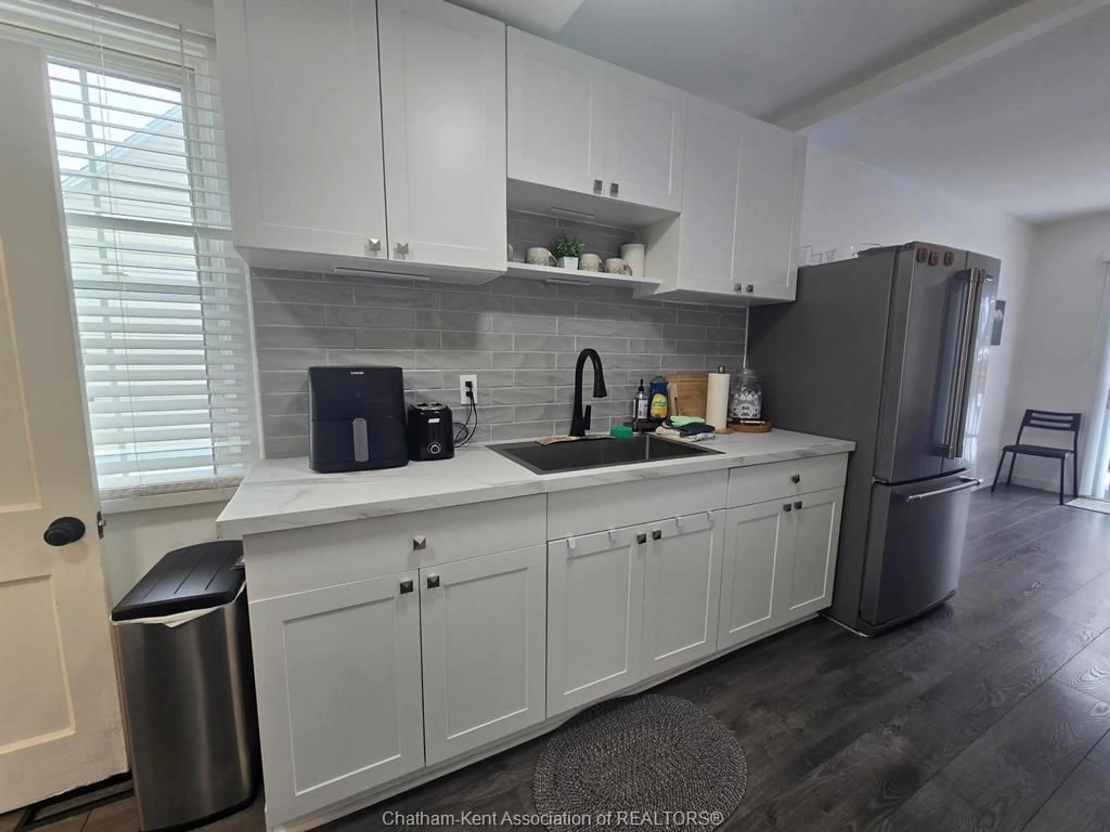 Standard kitchen, ceramic/tile floor for 138 Willowmac Ave, Chatham Ontario N7M 1Z3