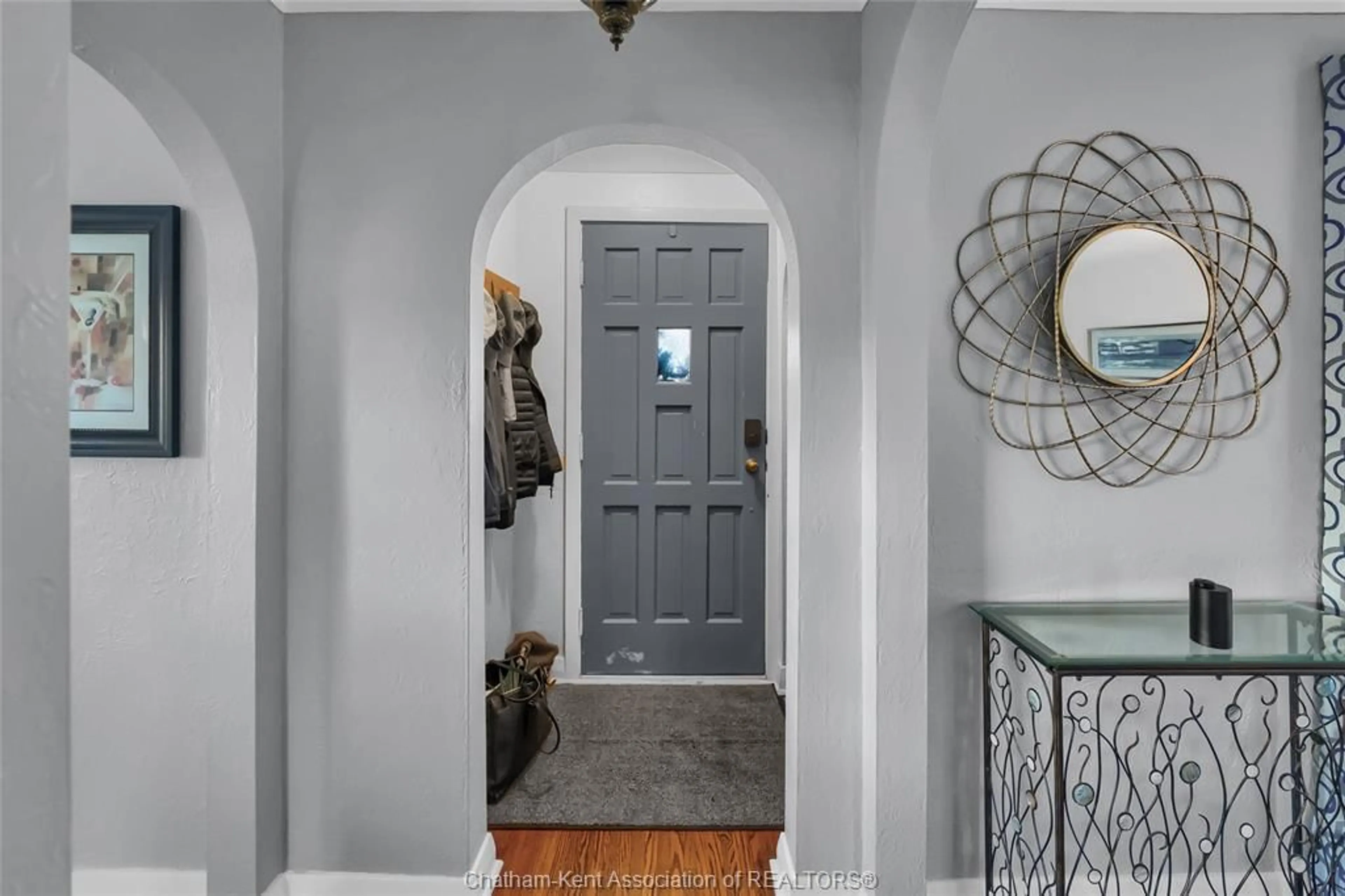 Indoor entryway for 112 Arnold St, Chatham Ontario N7L 2X8