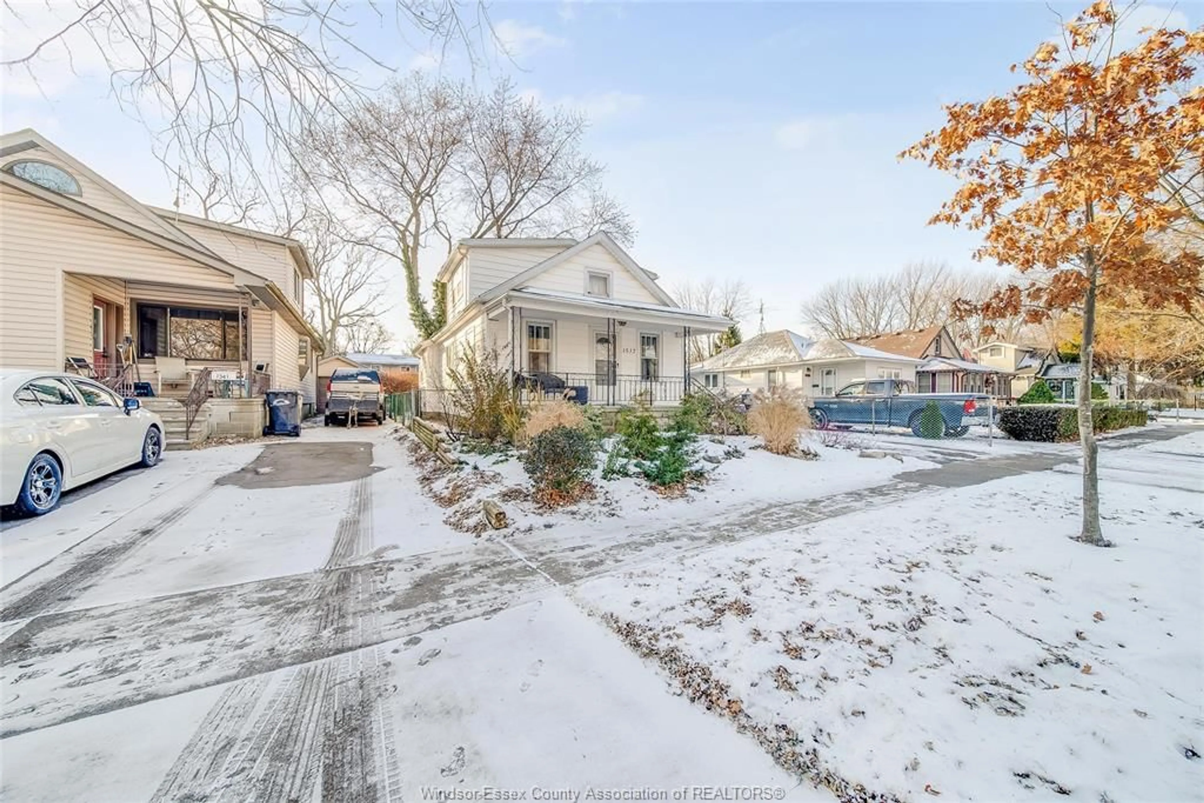 A pic from outside/outdoor area/front of a property/back of a property/a pic from drone, street for 1537 WESTMINSTER Blvd, Windsor Ontario N8T 1W8