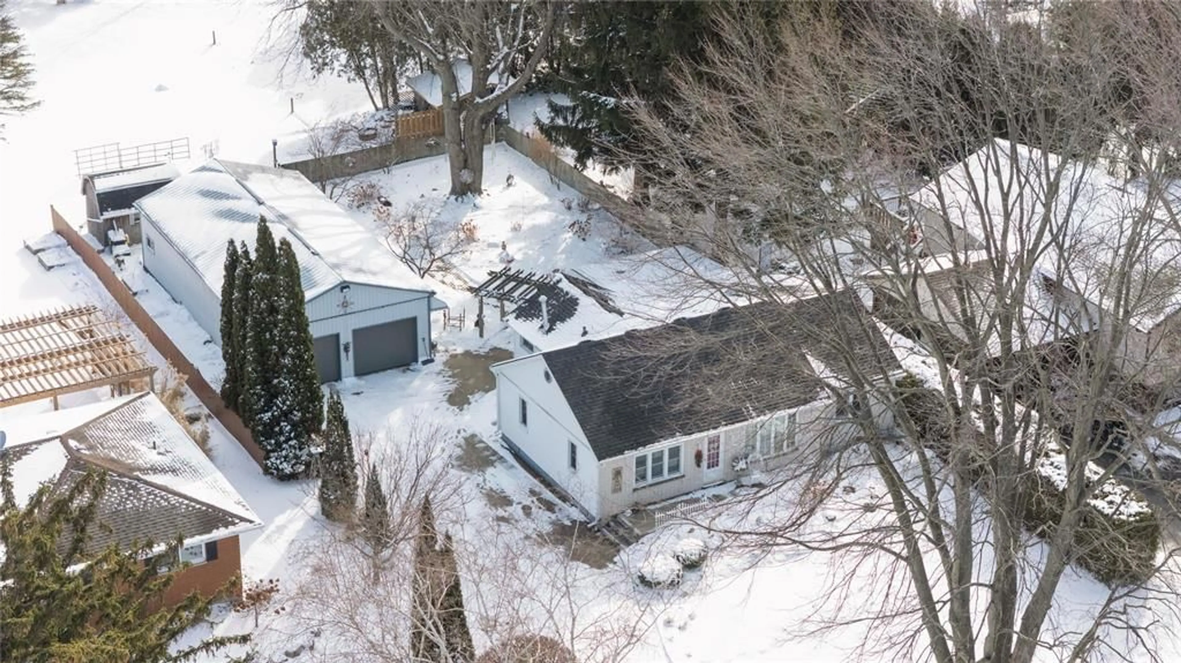 A pic from outside/outdoor area/front of a property/back of a property/a pic from drone, street for 412 GREGORY Dr, Chatham Ontario N7M 5J7