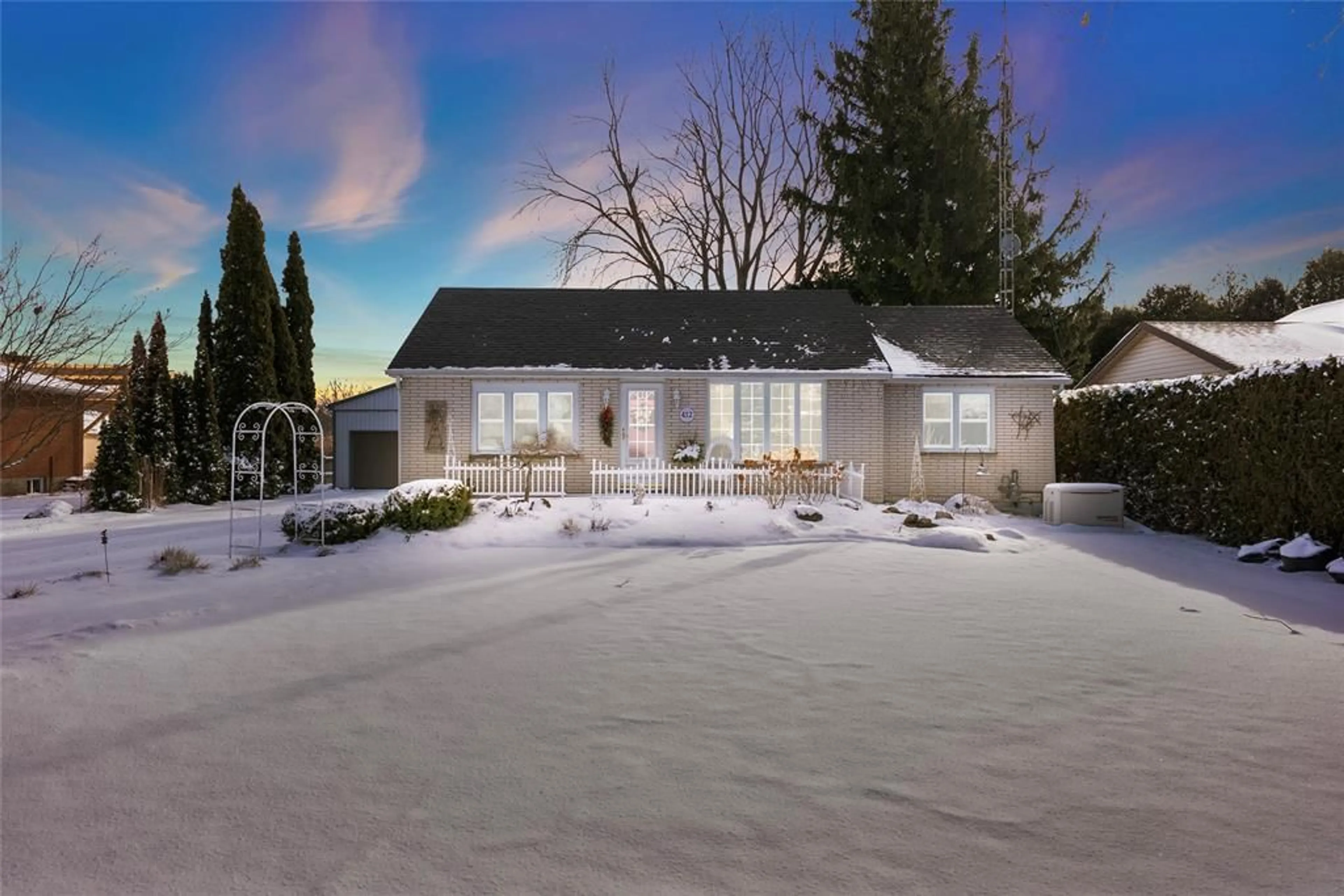 A pic from outside/outdoor area/front of a property/back of a property/a pic from drone, street for 412 GREGORY Dr, Chatham Ontario N7M 5J7