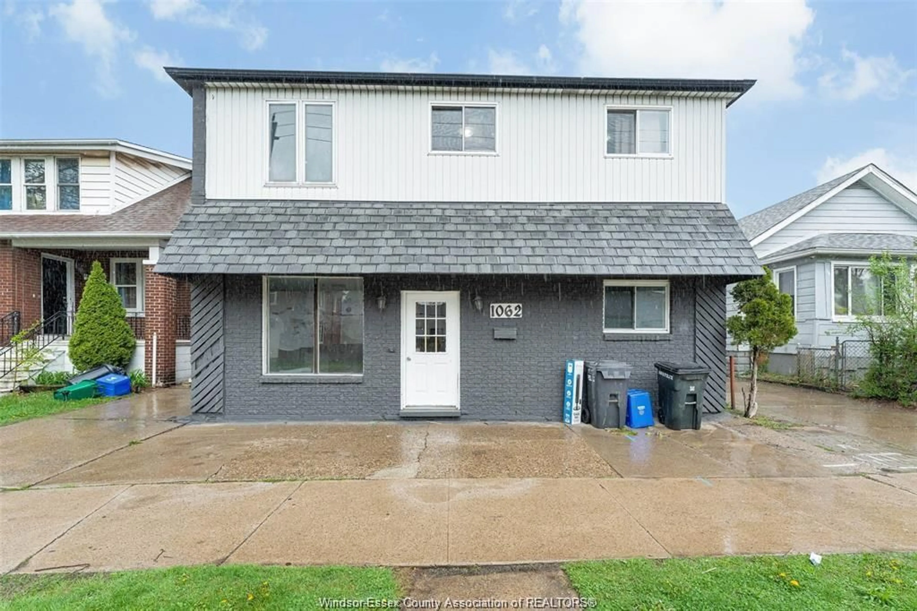 A pic from outside/outdoor area/front of a property/back of a property/a pic from drone, street for 1062 FELIX, Windsor Ontario N9C 3L5