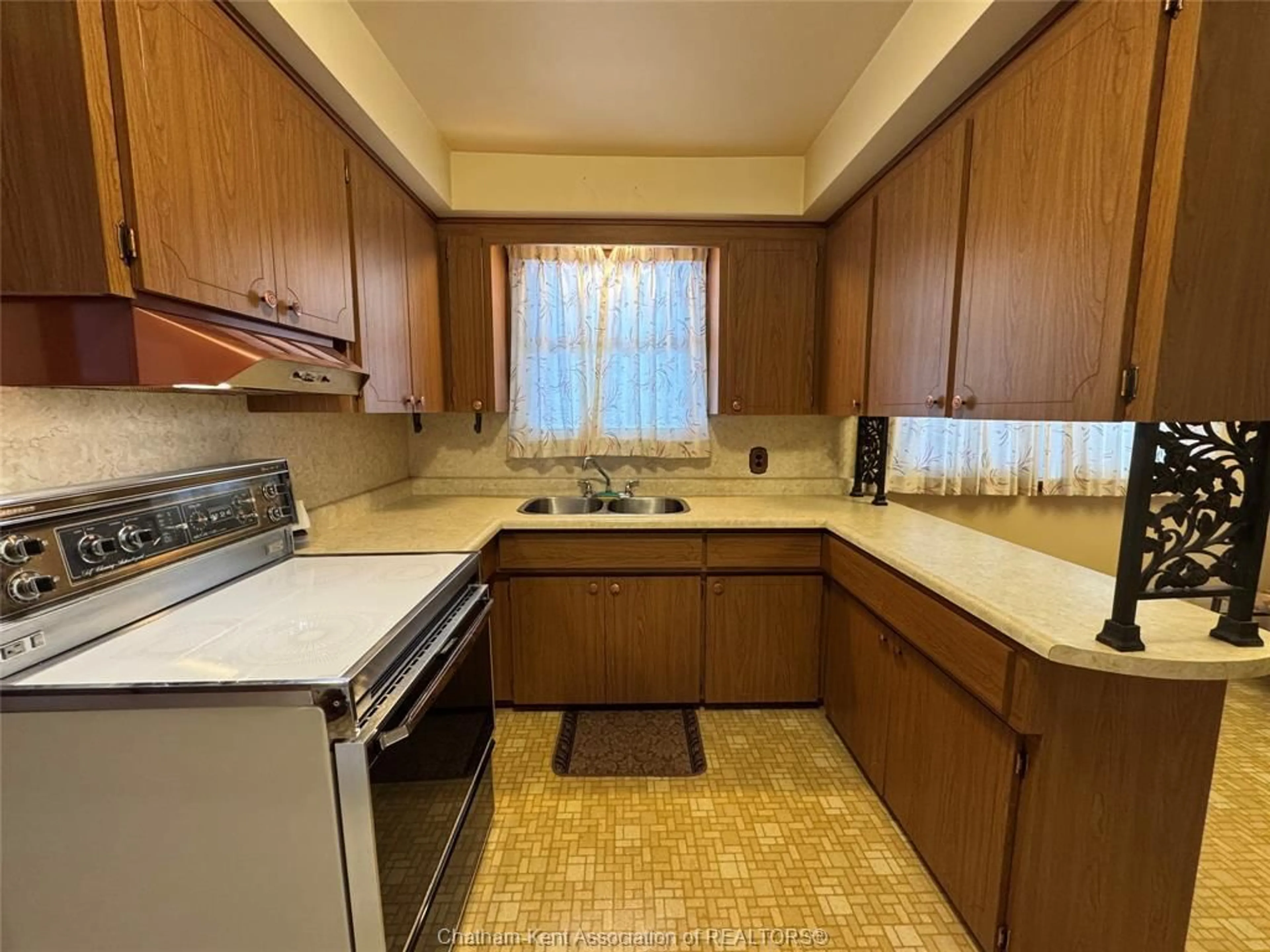 Standard kitchen, unknown for 44 Highland Dr, Wallaceburg Ontario N8A 2K5