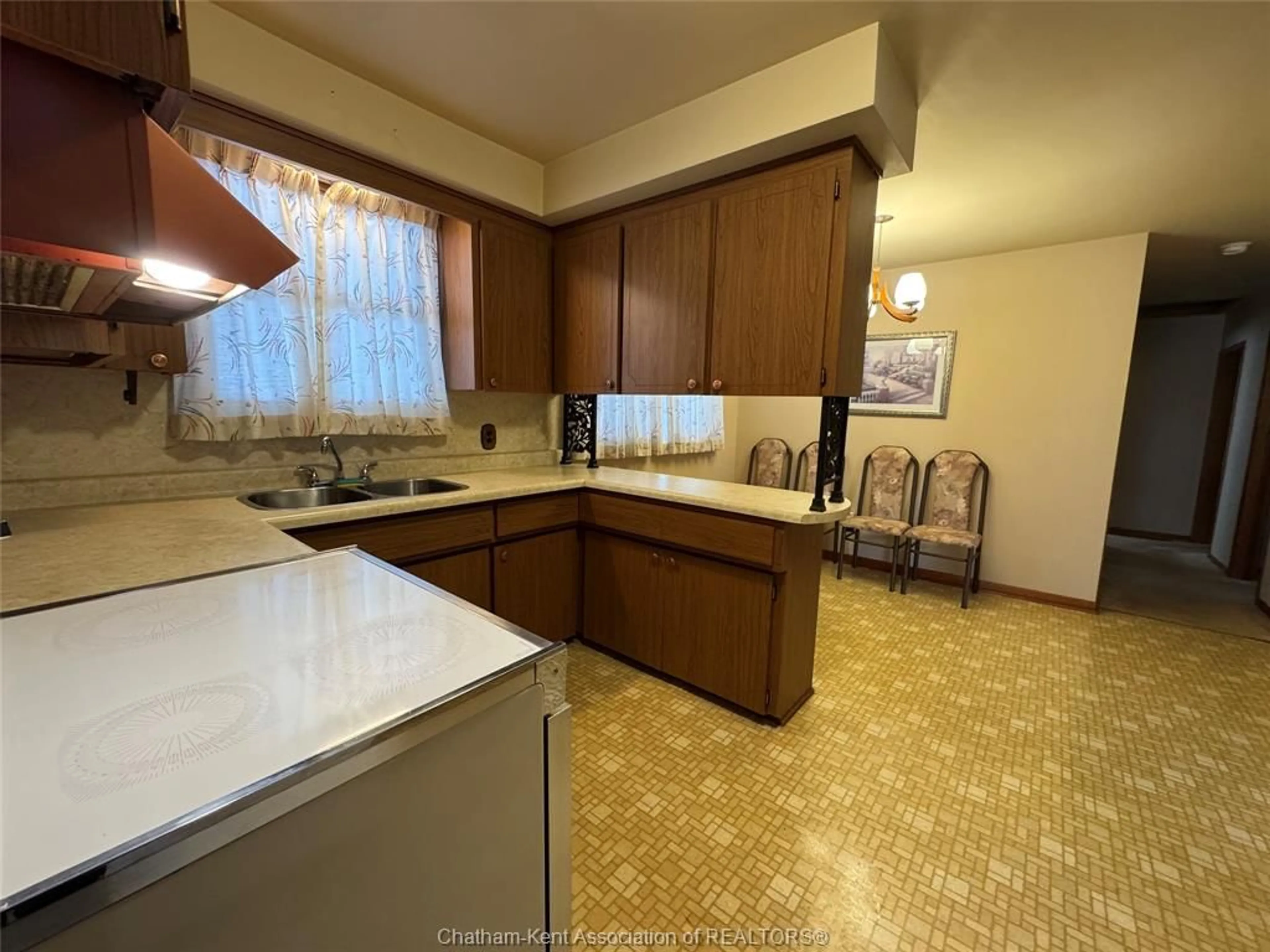 Standard kitchen, ceramic/tile floor for 44 Highland Dr, Wallaceburg Ontario N8A 2K5