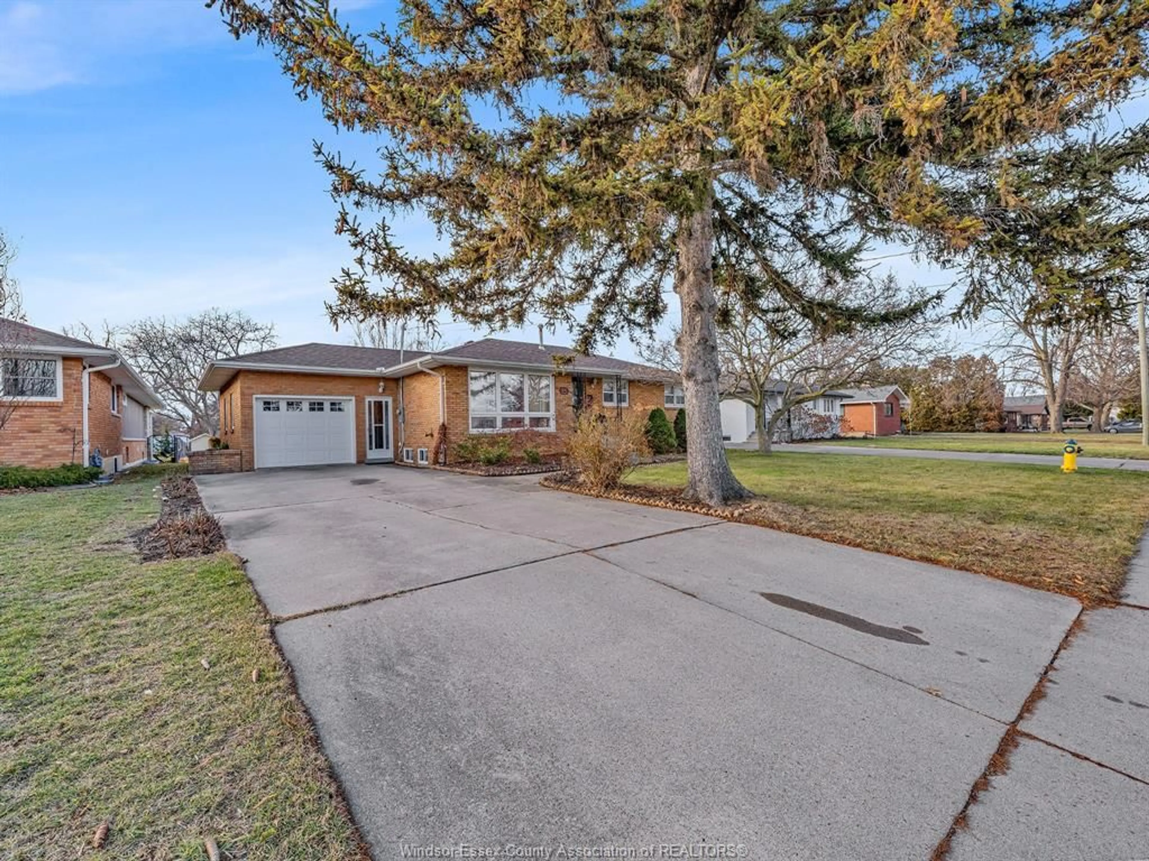 Home with brick exterior material, street for 809 LACASSE, Tecumseh Ontario N8N 2C3