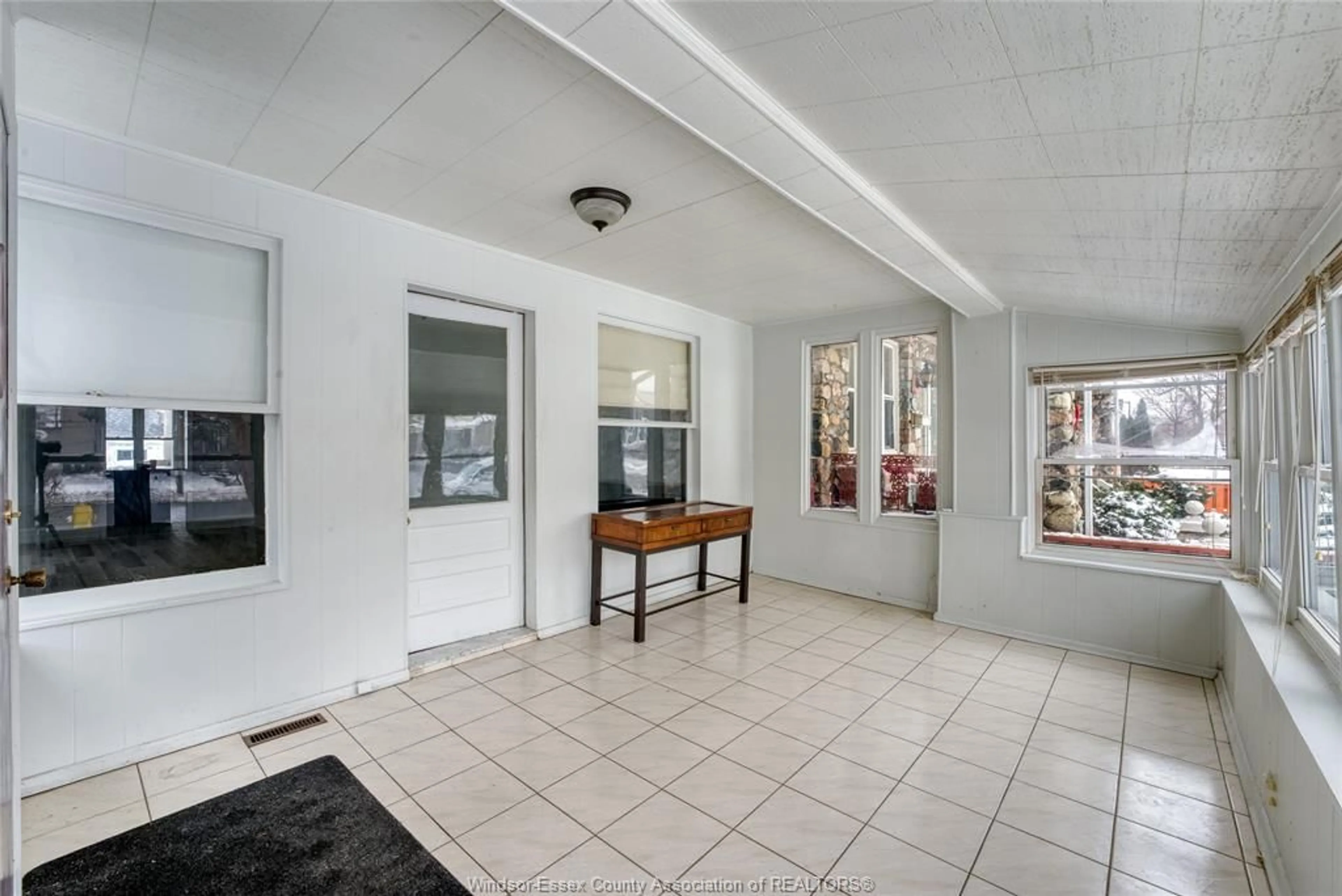 Indoor foyer for 1062 HOWARD Ave, Windsor Ontario N9A 1S7