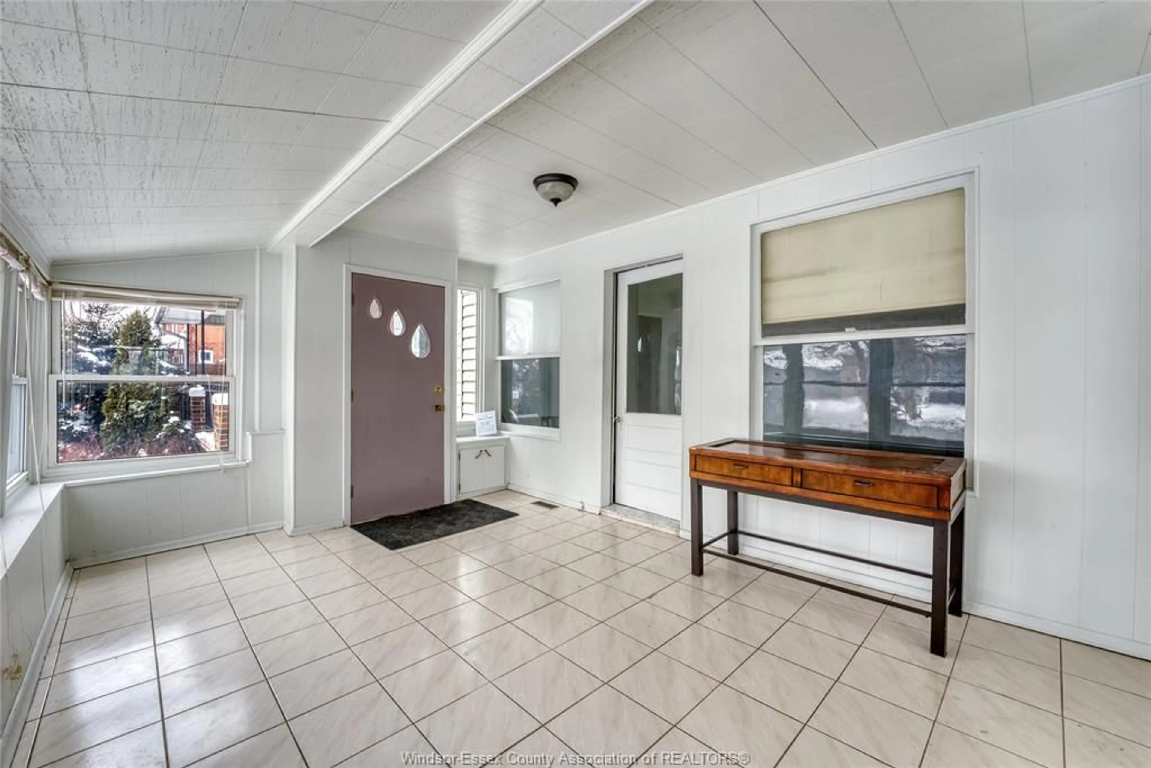Indoor foyer for 1062 HOWARD Ave, Windsor Ontario N9A 1S7