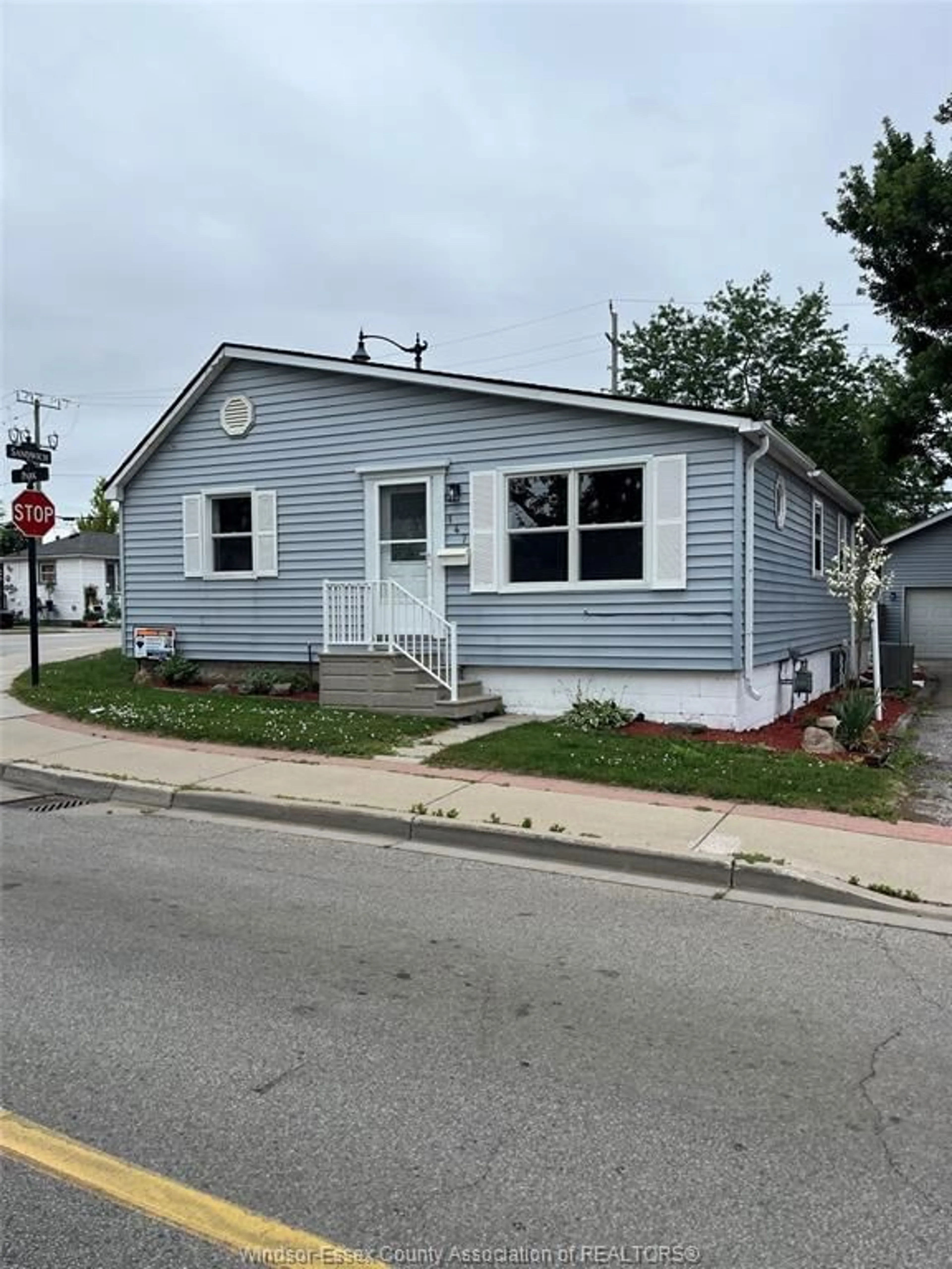 Home with vinyl exterior material, street for 147 PARK St, Amherstburg Ontario N9V 1N9