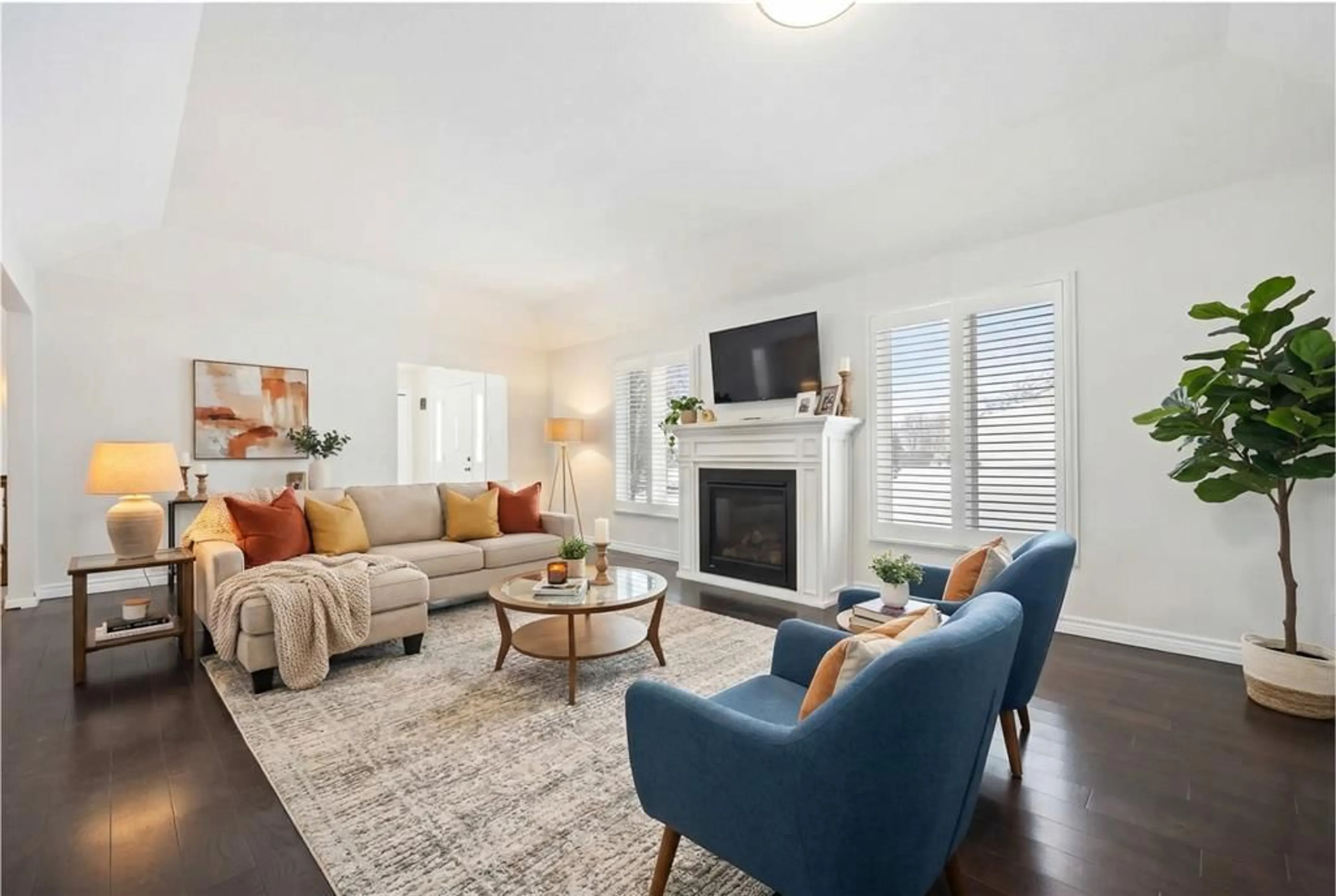 Living room with furniture, unknown for 5386 MANDAUMIN Rd, Plympton-Wyoming Ontario N7T 7H3