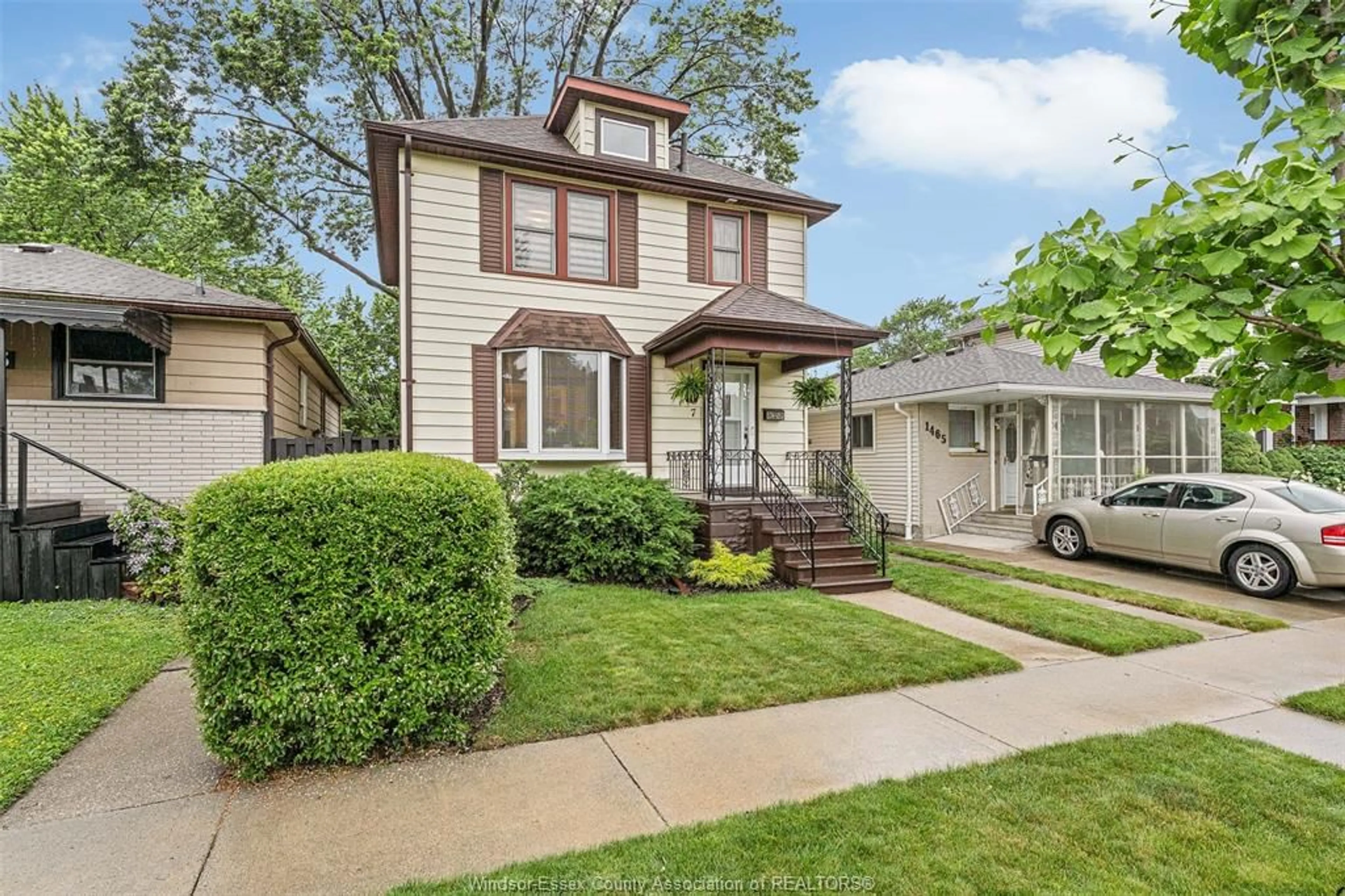 Home with vinyl exterior material, street for 1467 AUBIN, Windsor Ontario N8Y 4E3