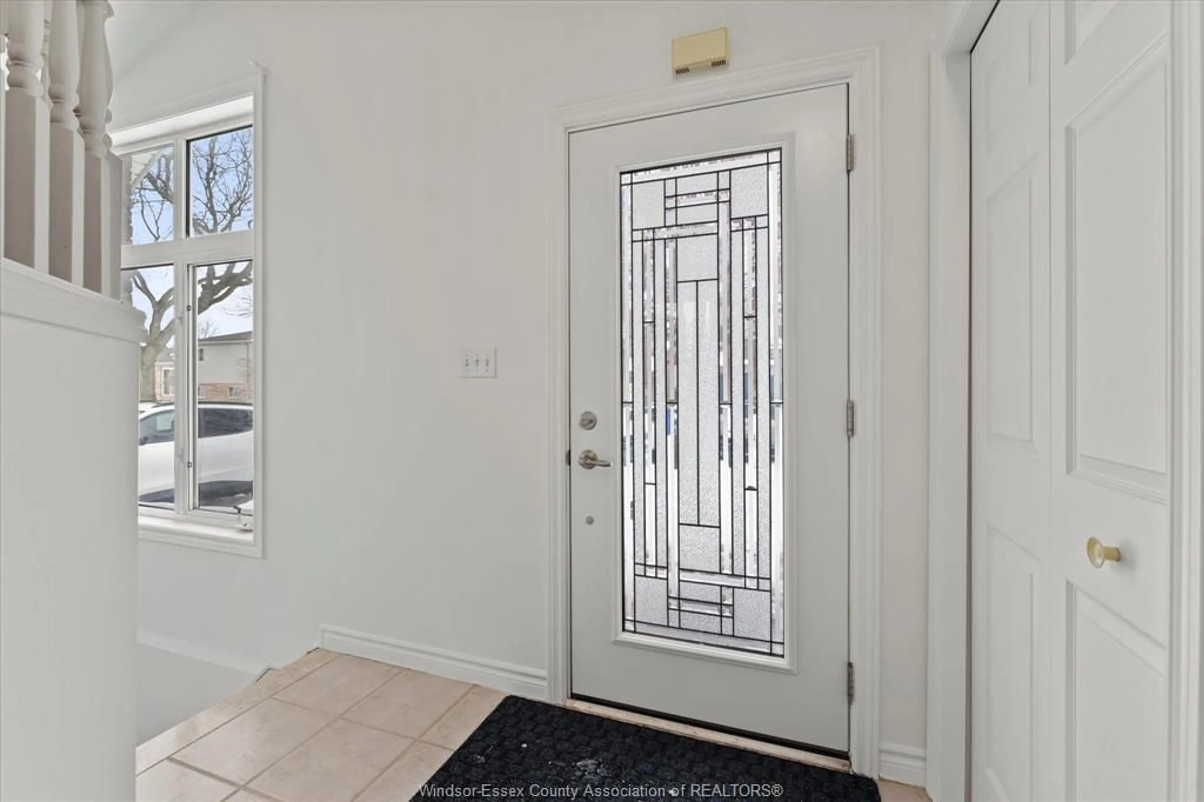 Indoor entryway for 3443 TREELINE, Windsor Ontario N8R 2A3