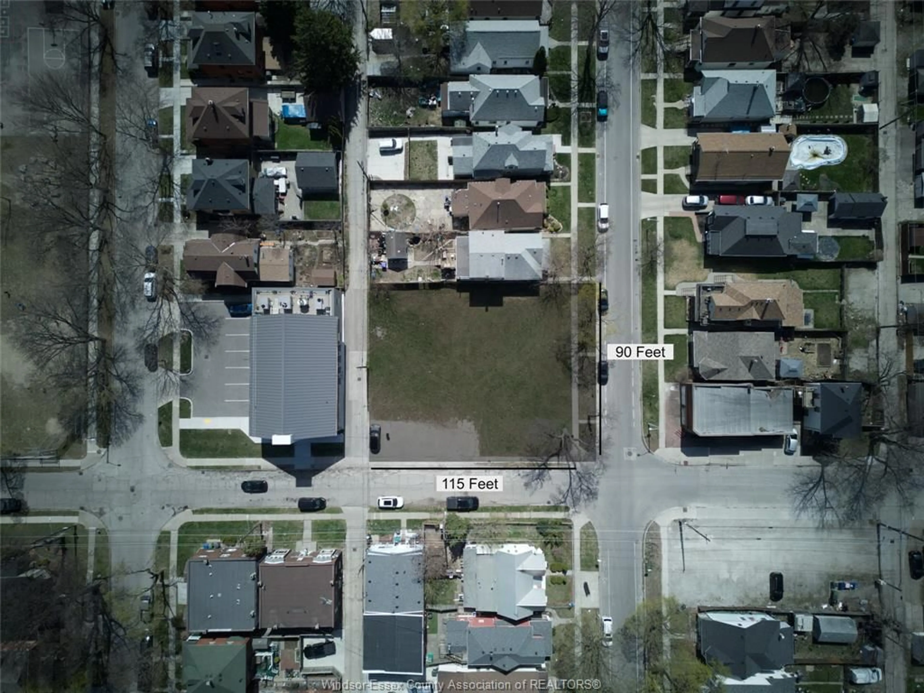 A pic from outside/outdoor area/front of a property/back of a property/a pic from drone, street for 808 Lincoln, Windsor Ontario N8Y 2H1