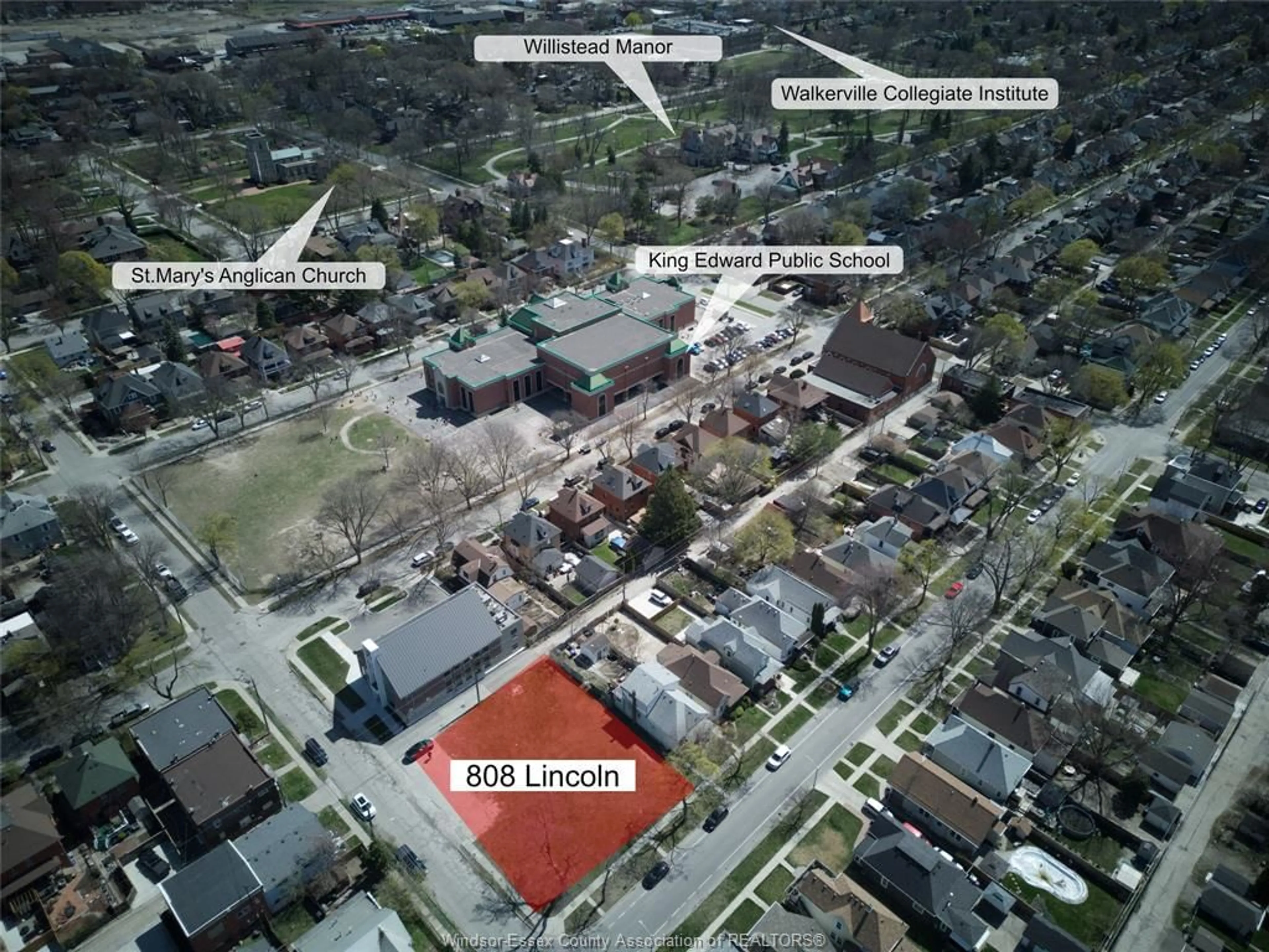 A pic from outside/outdoor area/front of a property/back of a property/a pic from drone, street for 808 Lincoln, Windsor Ontario N8Y 2H1