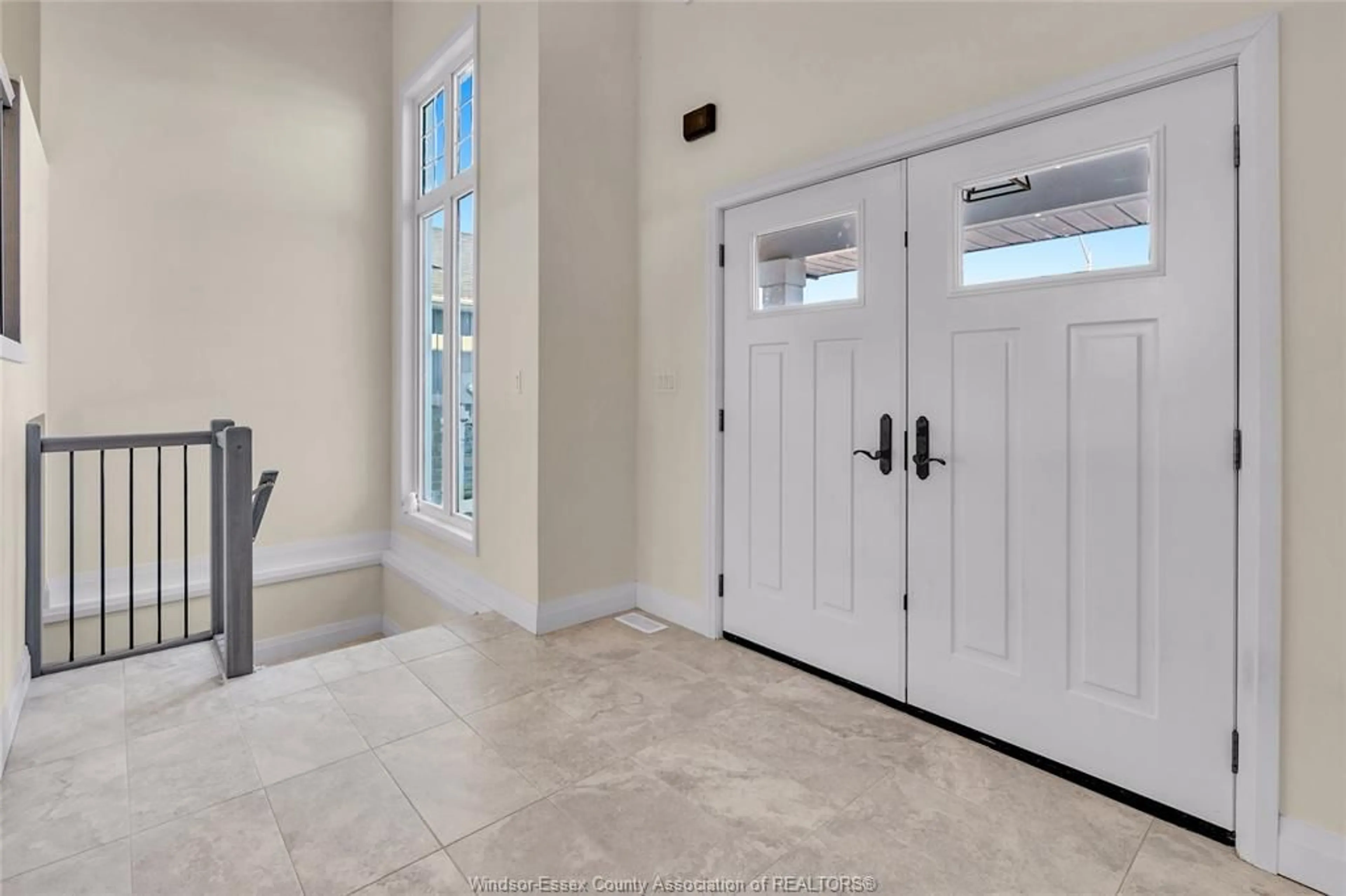 Indoor entryway for 305 MORIN Rd, Amherstburg Ontario N9V 4B5