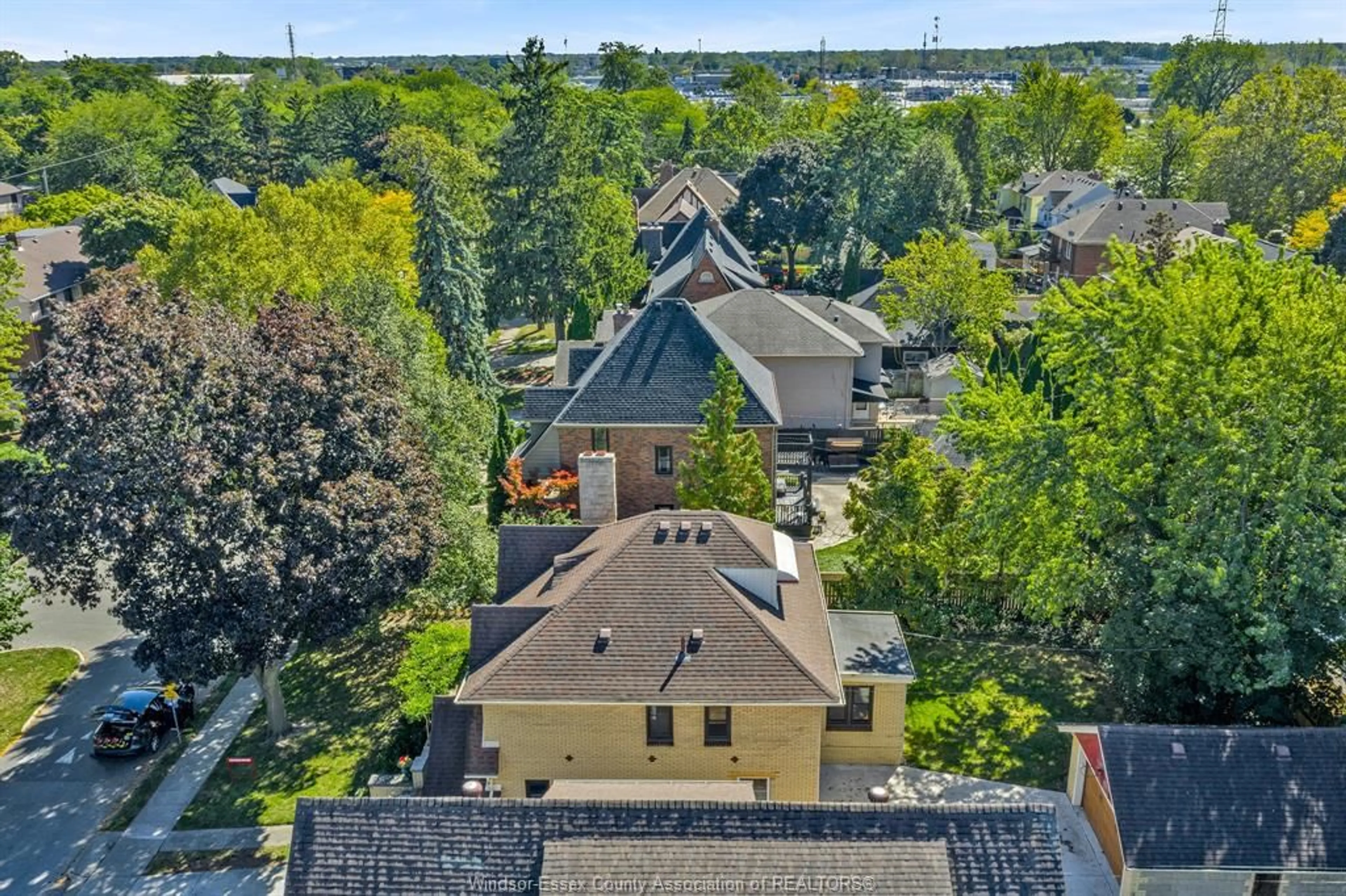 A pic from outside/outdoor area/front of a property/back of a property/a pic from drone, unknown for 2239 VICTORIA Ave, Windsor Ontario N8X 1R2