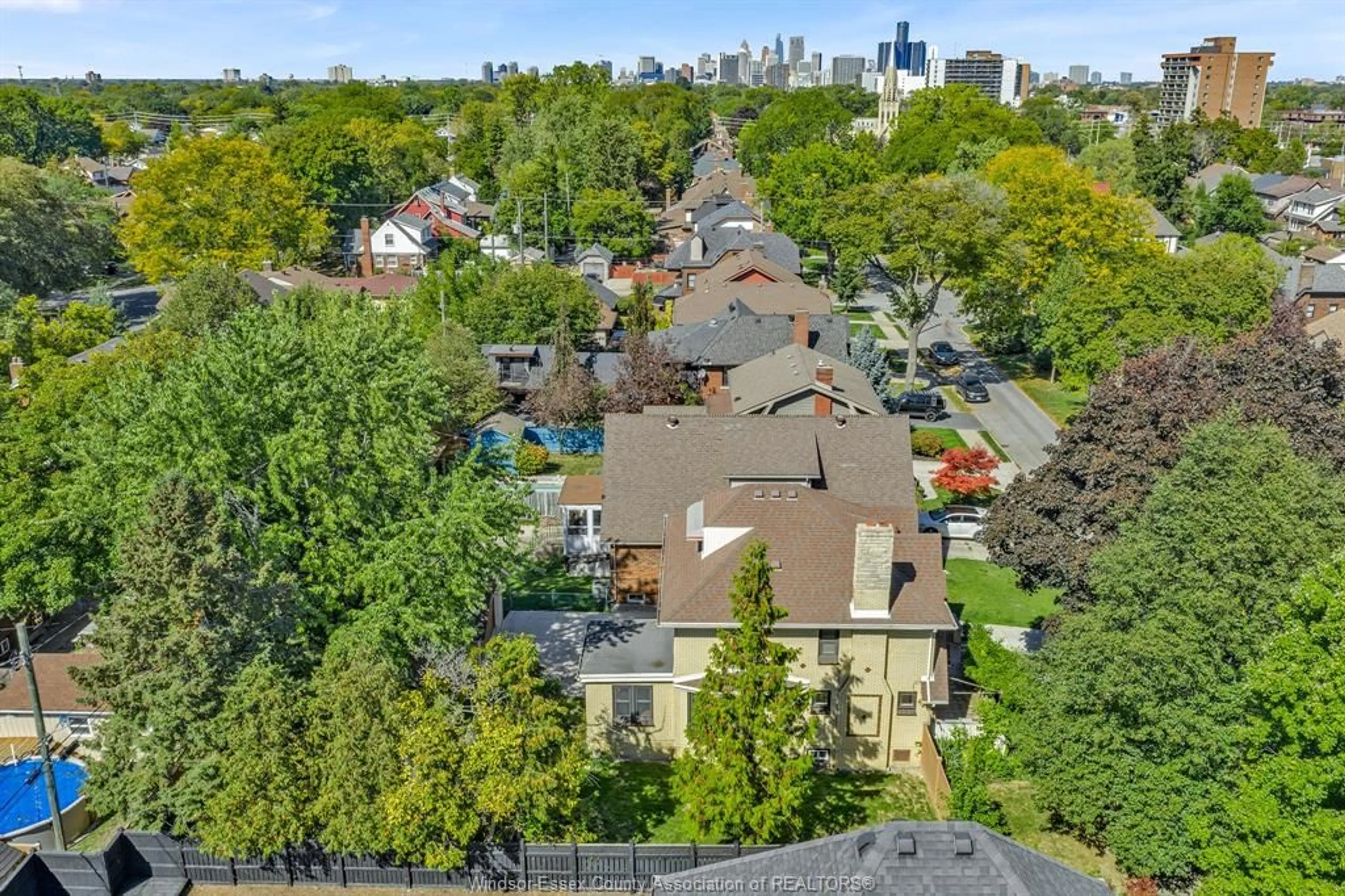A pic from outside/outdoor area/front of a property/back of a property/a pic from drone, city buildings view from balcony for 2239 VICTORIA Ave, Windsor Ontario N8X 1R2